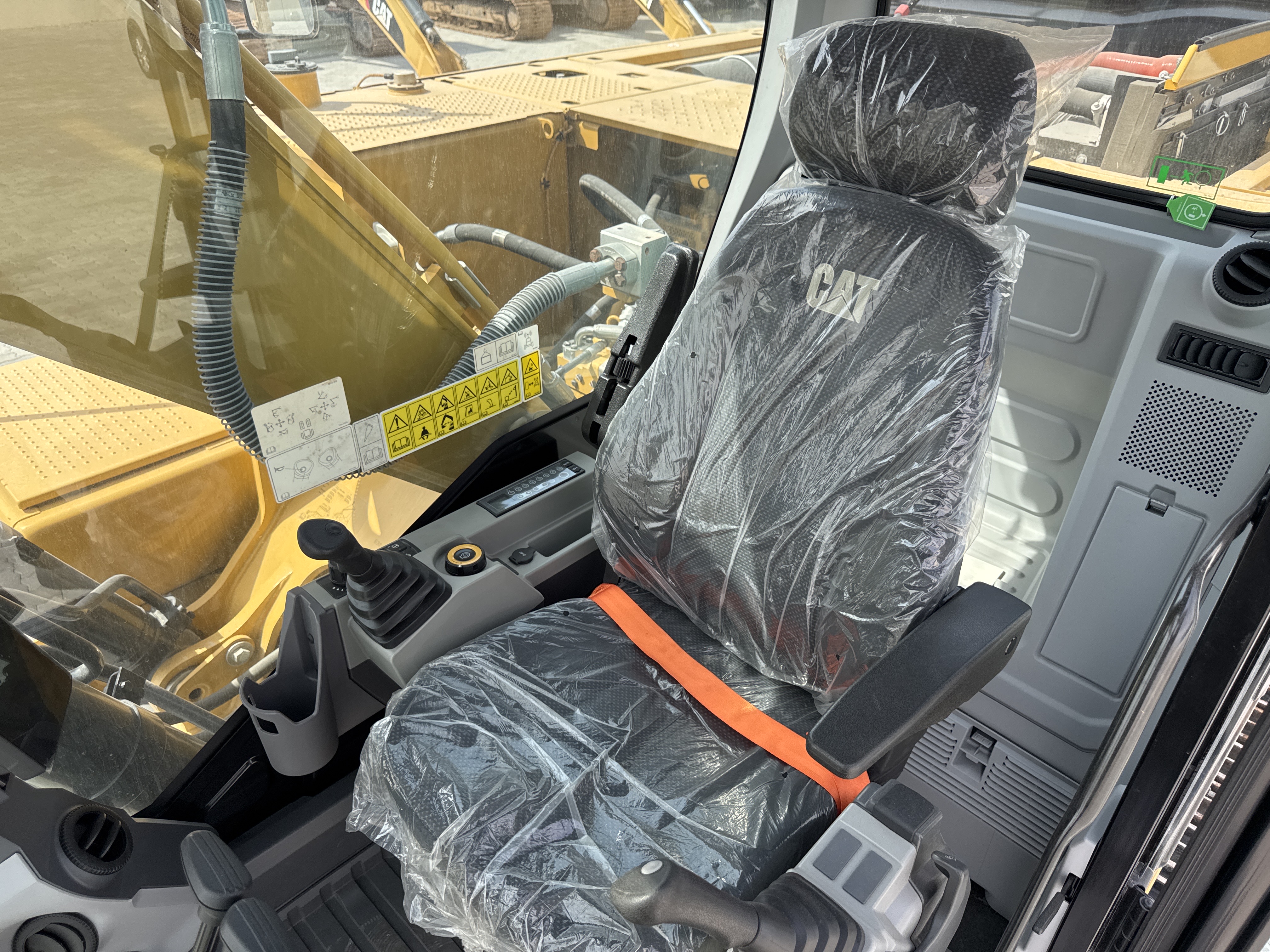 MDX-021-Cat-323D3-Medium-excavators-inspection-Cabin-Seats/armrests-1