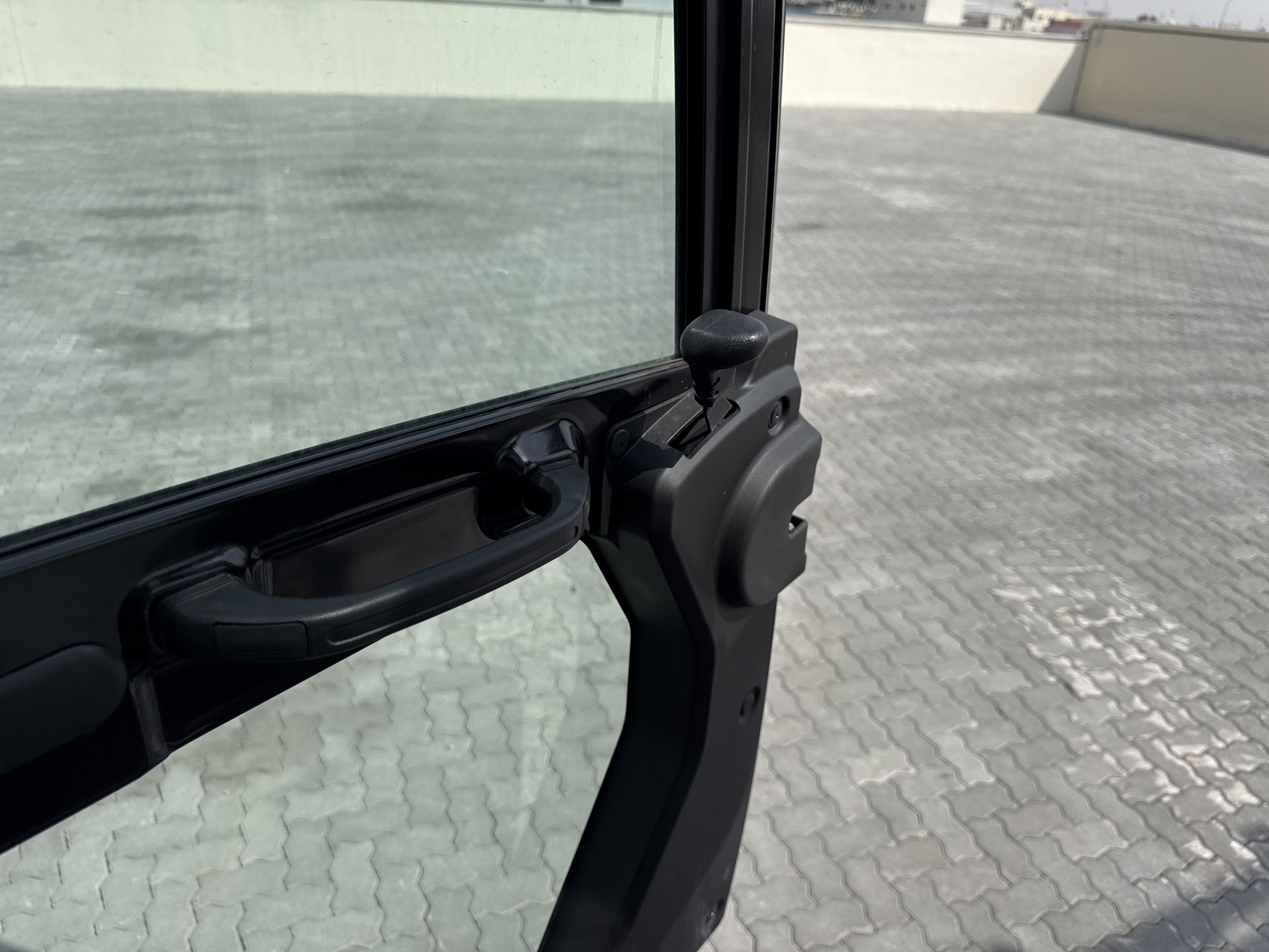 MDX-021-Cat-323D3-Medium-excavators-inspection-Cabin-Door-handles-1