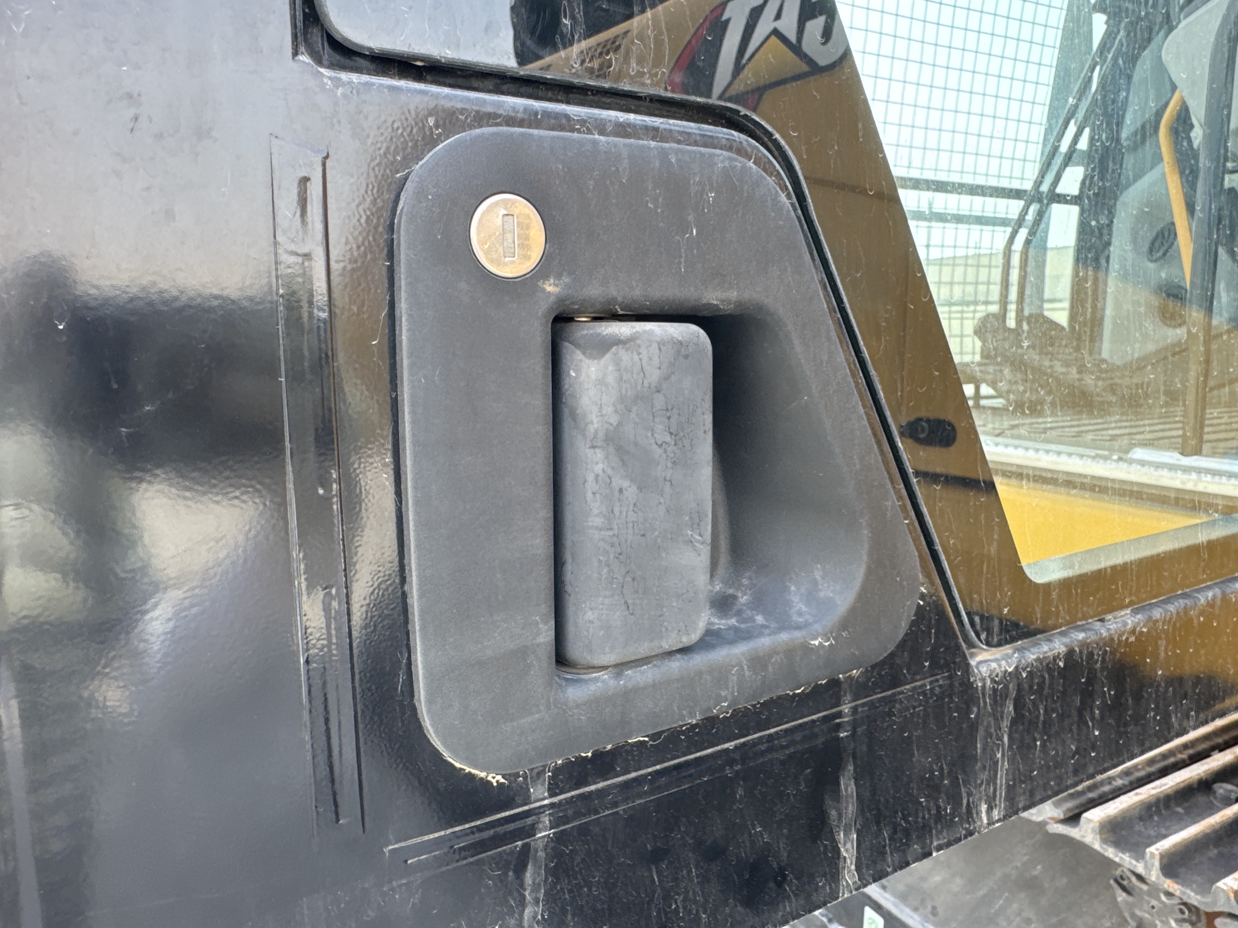MDX-021-Cat-323D3-Medium-excavators-inspection-Cabin-Door-handles-1
