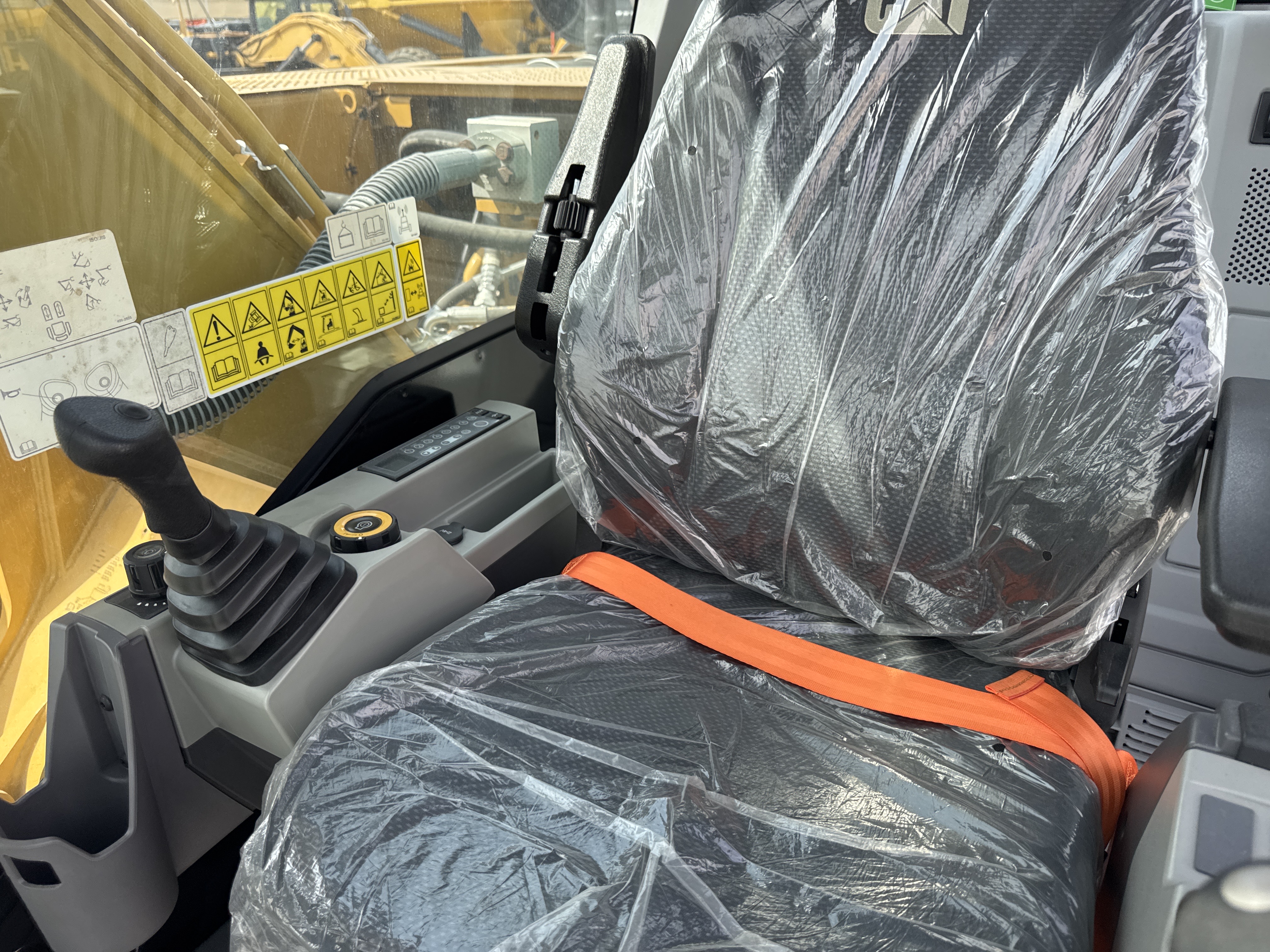 MDX-021-Cat-323D3-Medium-excavators-inspection-Safety-Seat-belts-1