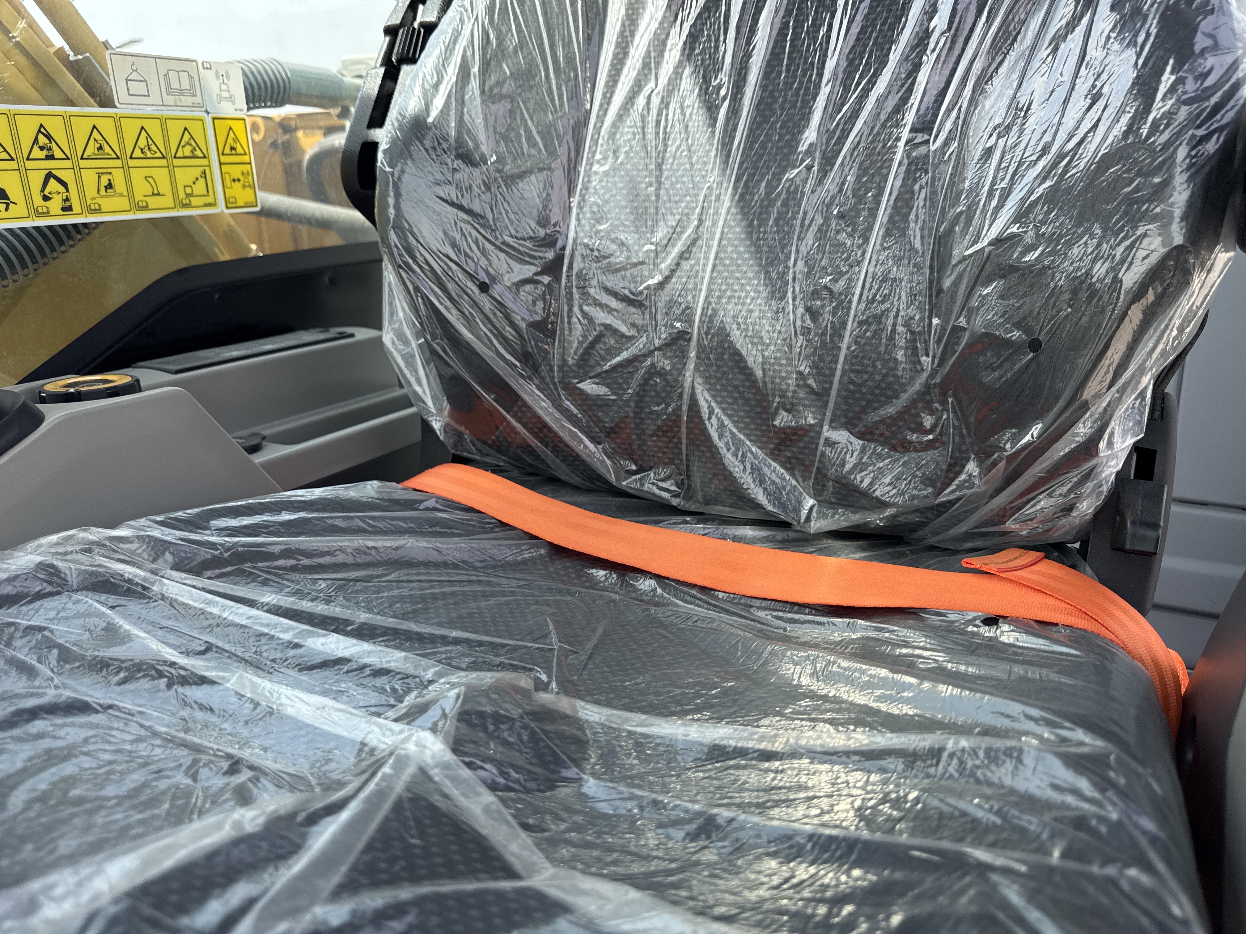 MDX-021-Cat-323D3-Medium-excavators-inspection-Safety-Seat-belts-1