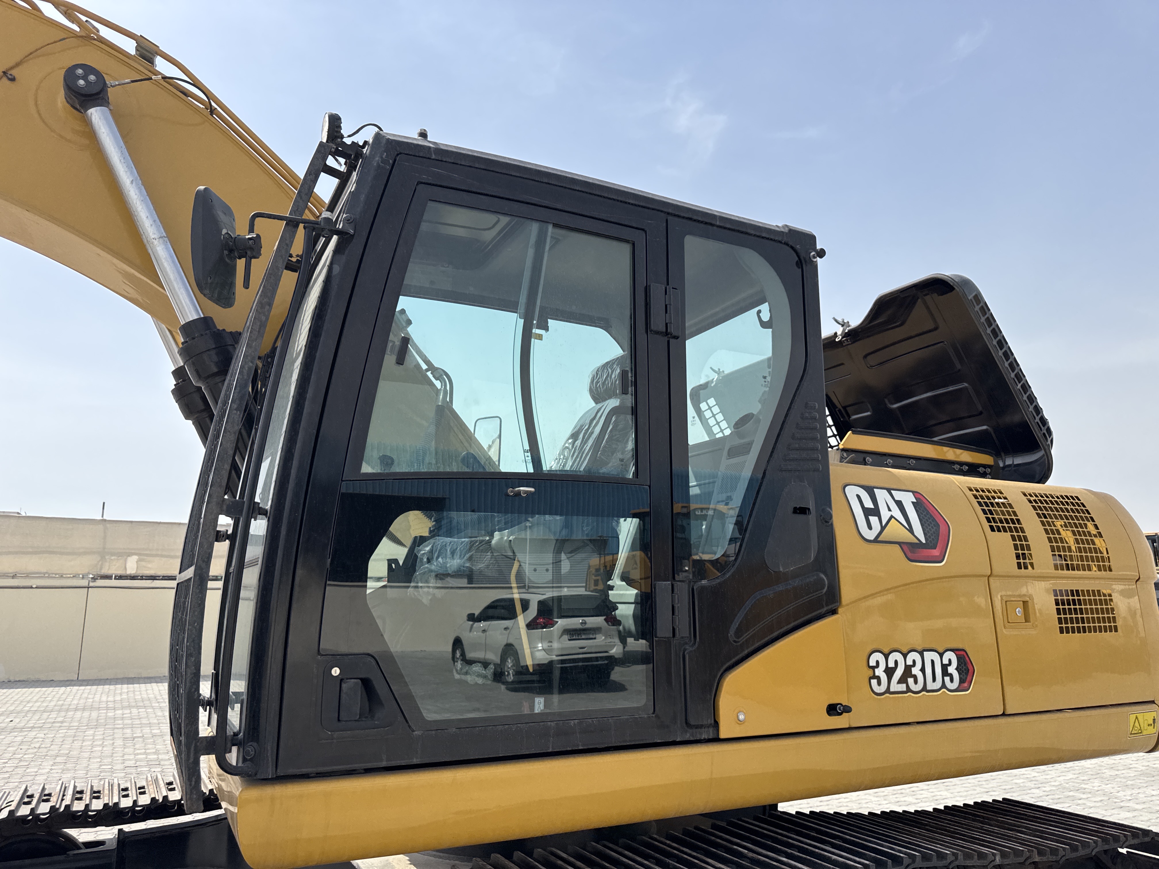 MDX-021-Cat-323D3-Medium-excavators-inspection-Safety-Glass-1