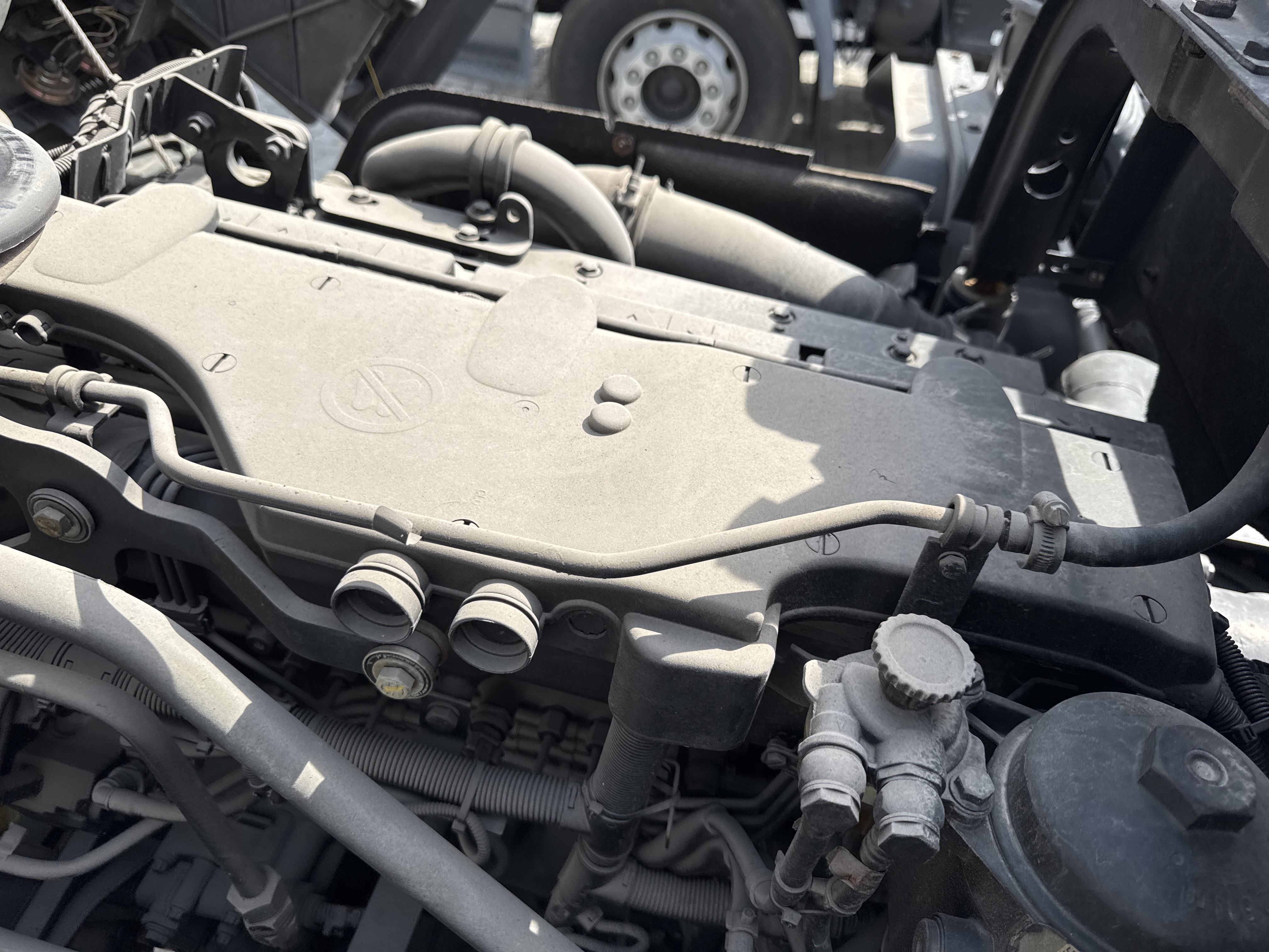 CMT-002-MAN-CLA-26.280-Concrete-mixer-trucks-inspection-Engine-Engine-oil-leaks-1