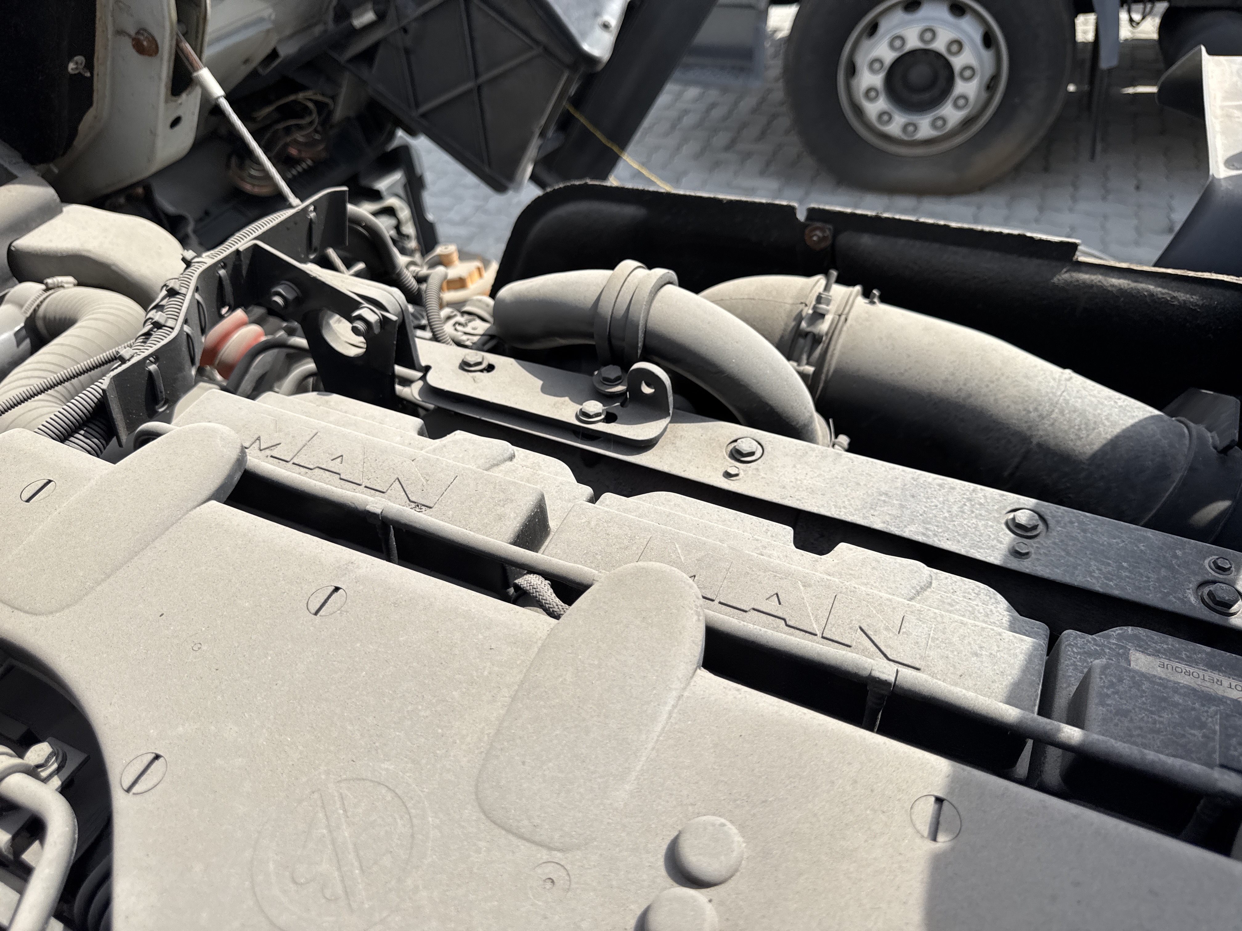 CMT-002-MAN-CLA-26.280-Concrete-mixer-trucks-inspection-Engine-Engine-oil-leaks-1