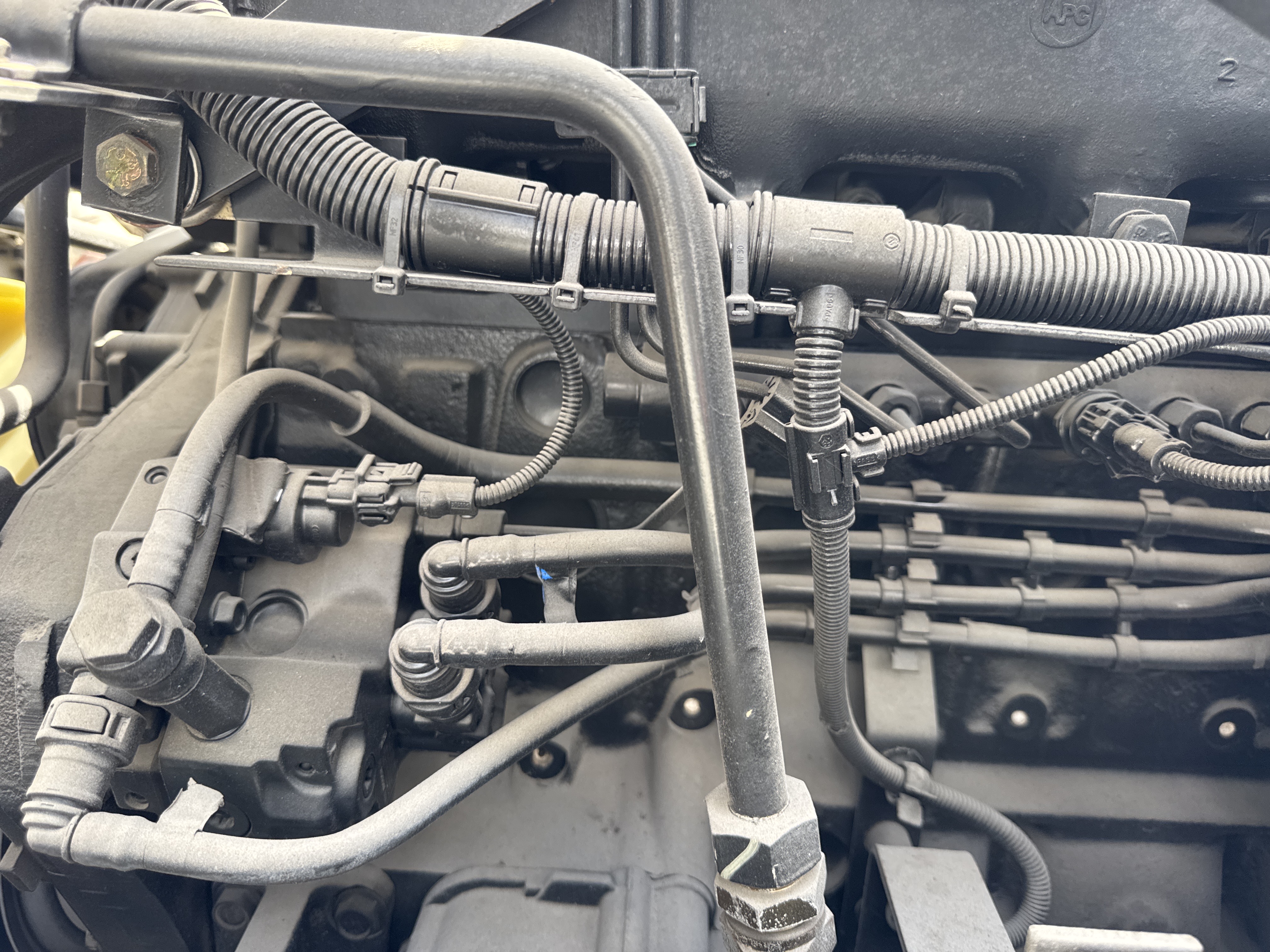 CMT-002-MAN-CLA-26.280-Concrete-mixer-trucks-inspection-Engine-Engine-oil-leaks-1