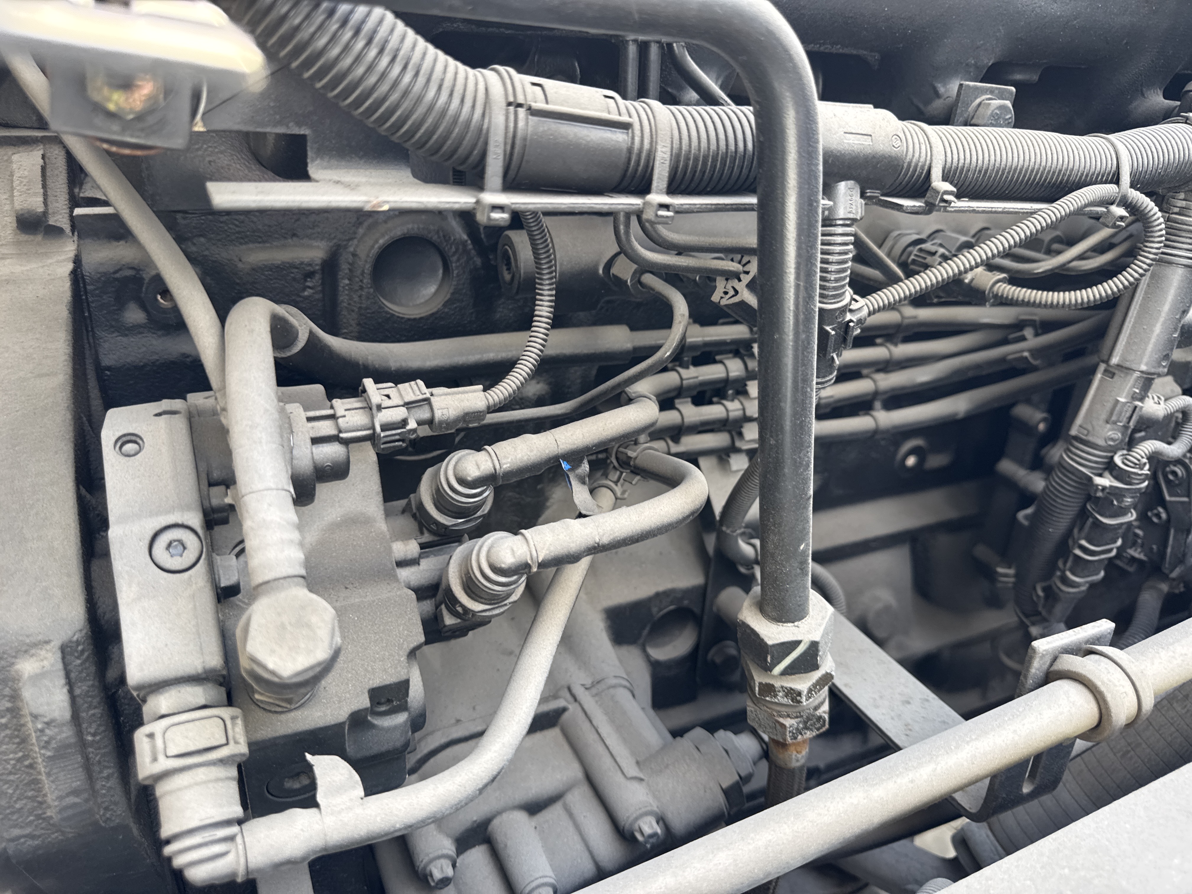 CMT-002-MAN-CLA-26.280-Concrete-mixer-trucks-inspection-Engine-Engine-oil-leaks-1