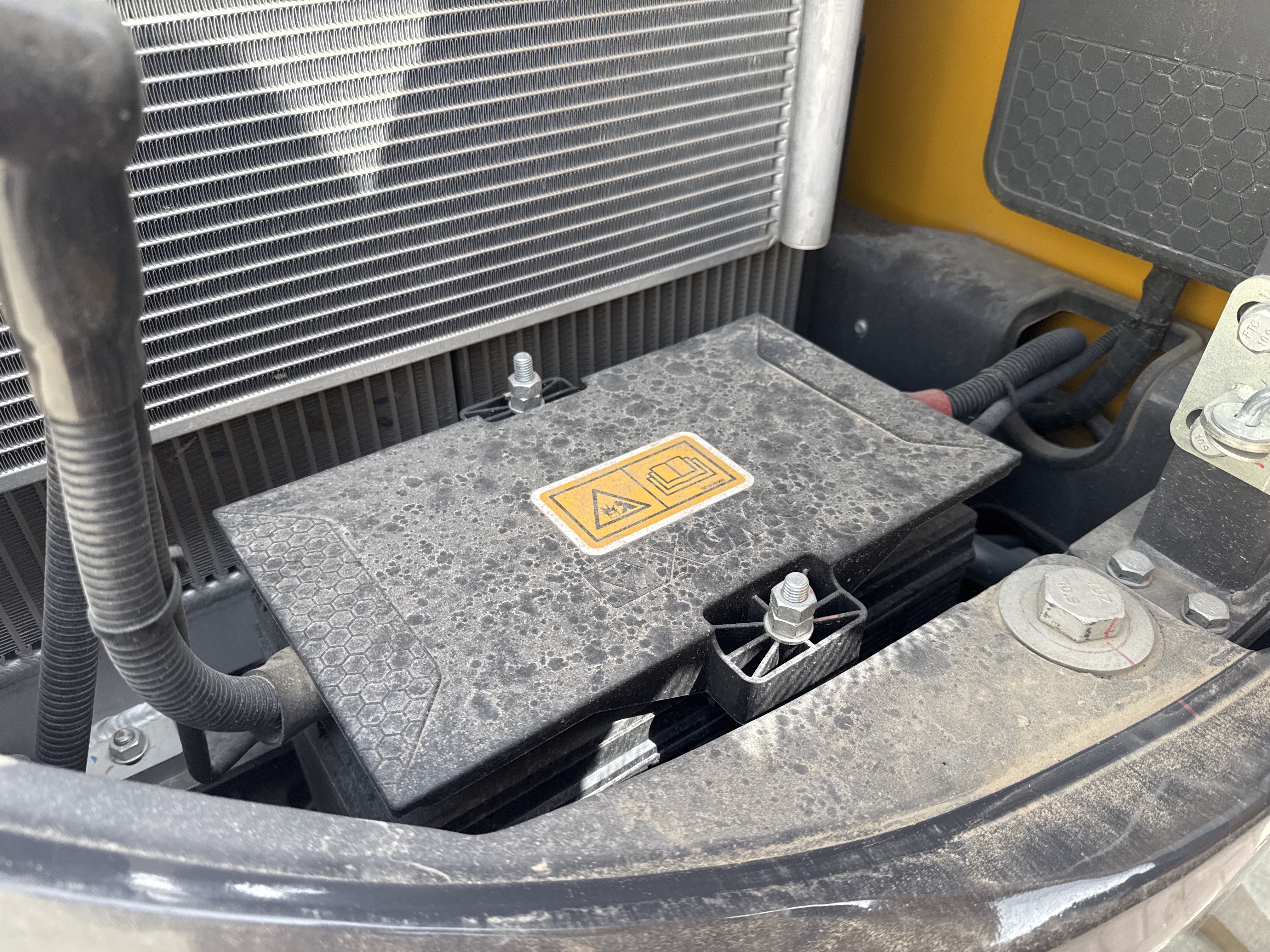 MNX-017-XCMG-XE60G-Pro-Mini-excavators-inspection-Electronics-Battery-1