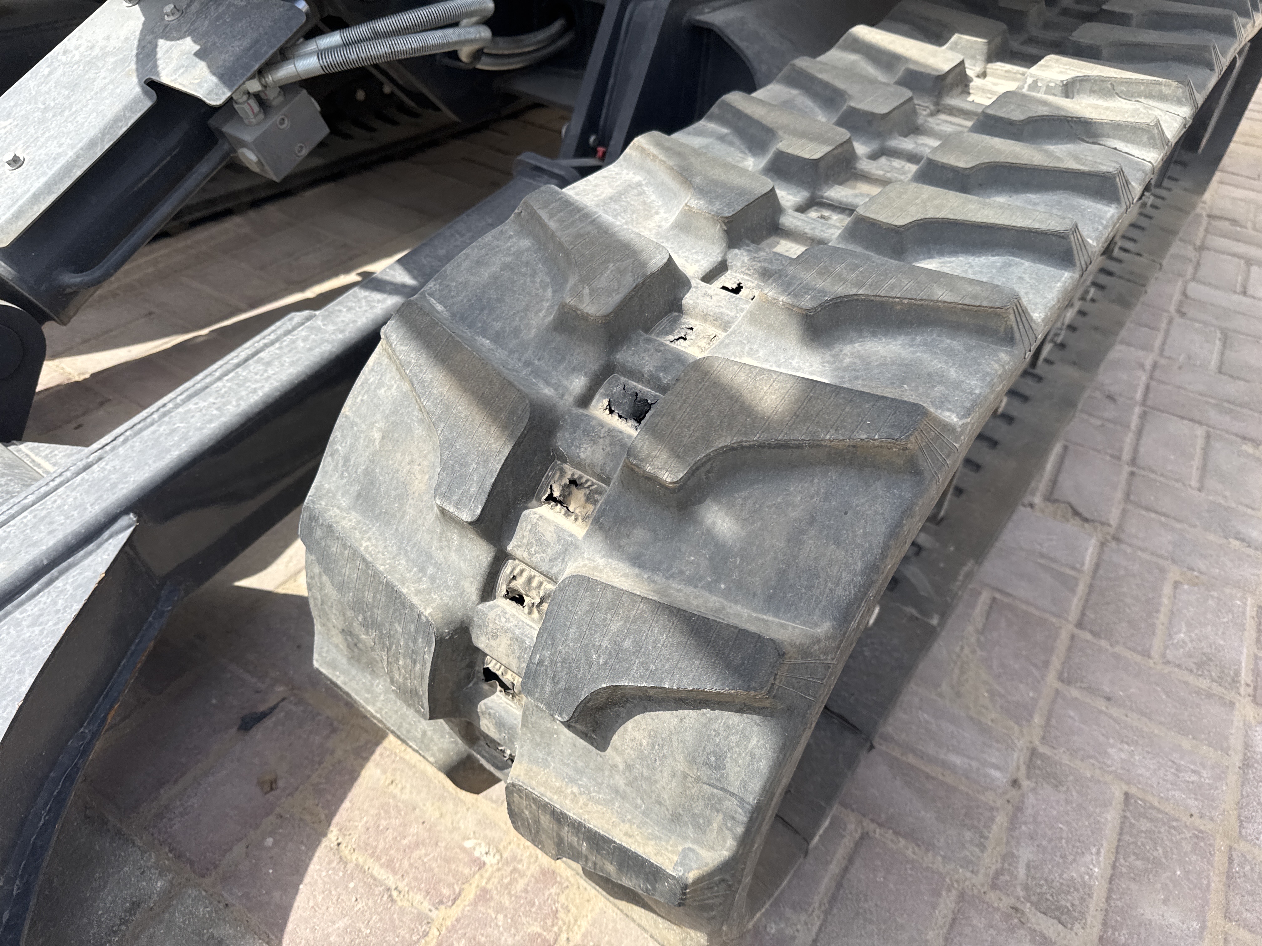 MNX-017-XCMG-XE60G-Pro-Mini-excavators-inspection-Undercarriage-Right-track-shoes-1