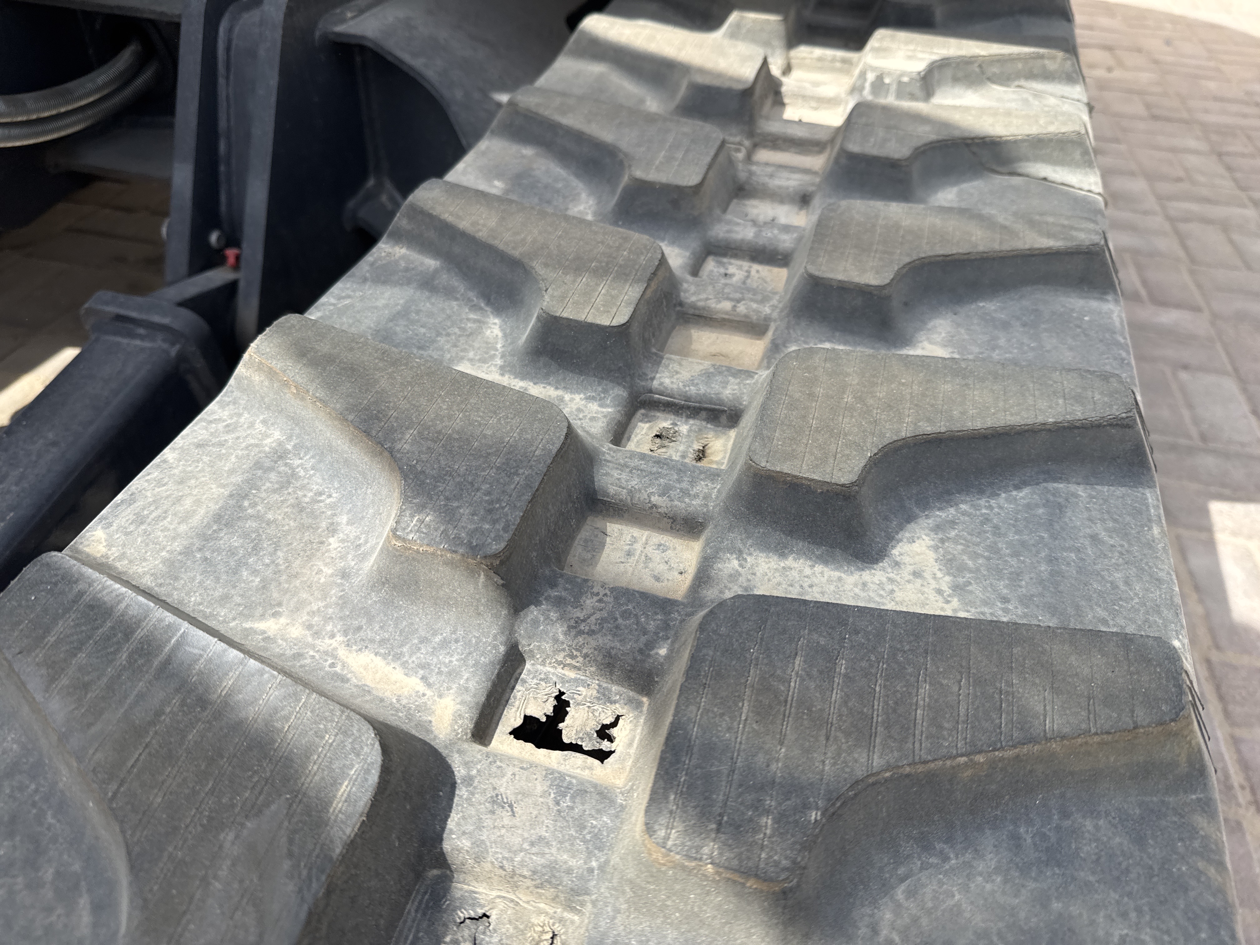 MNX-017-XCMG-XE60G-Pro-Mini-excavators-inspection-Undercarriage-Right-track-shoes-1