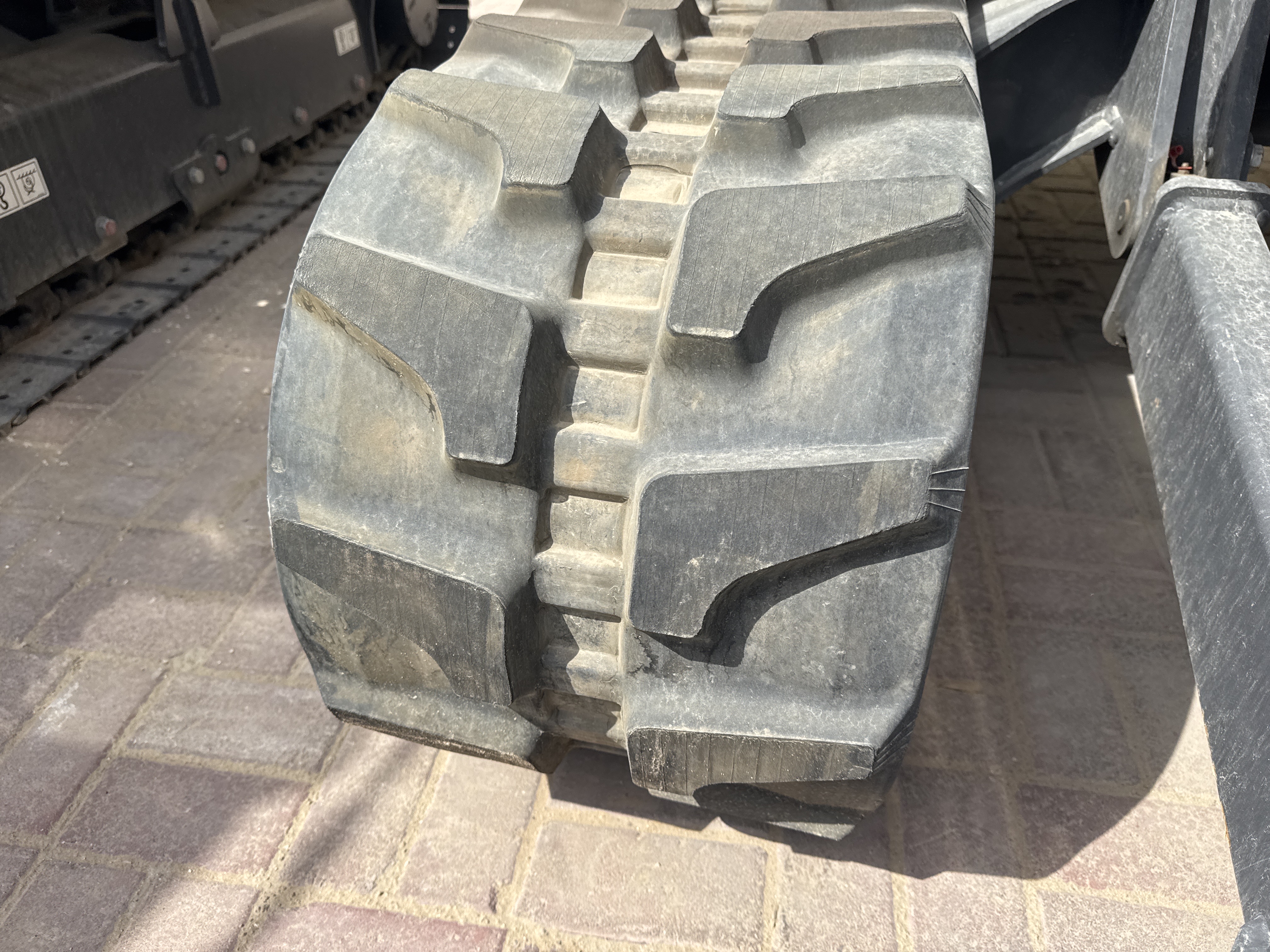 MNX-017-XCMG-XE60G-Pro-Mini-excavators-inspection-Undercarriage-Left-track-shoes-1