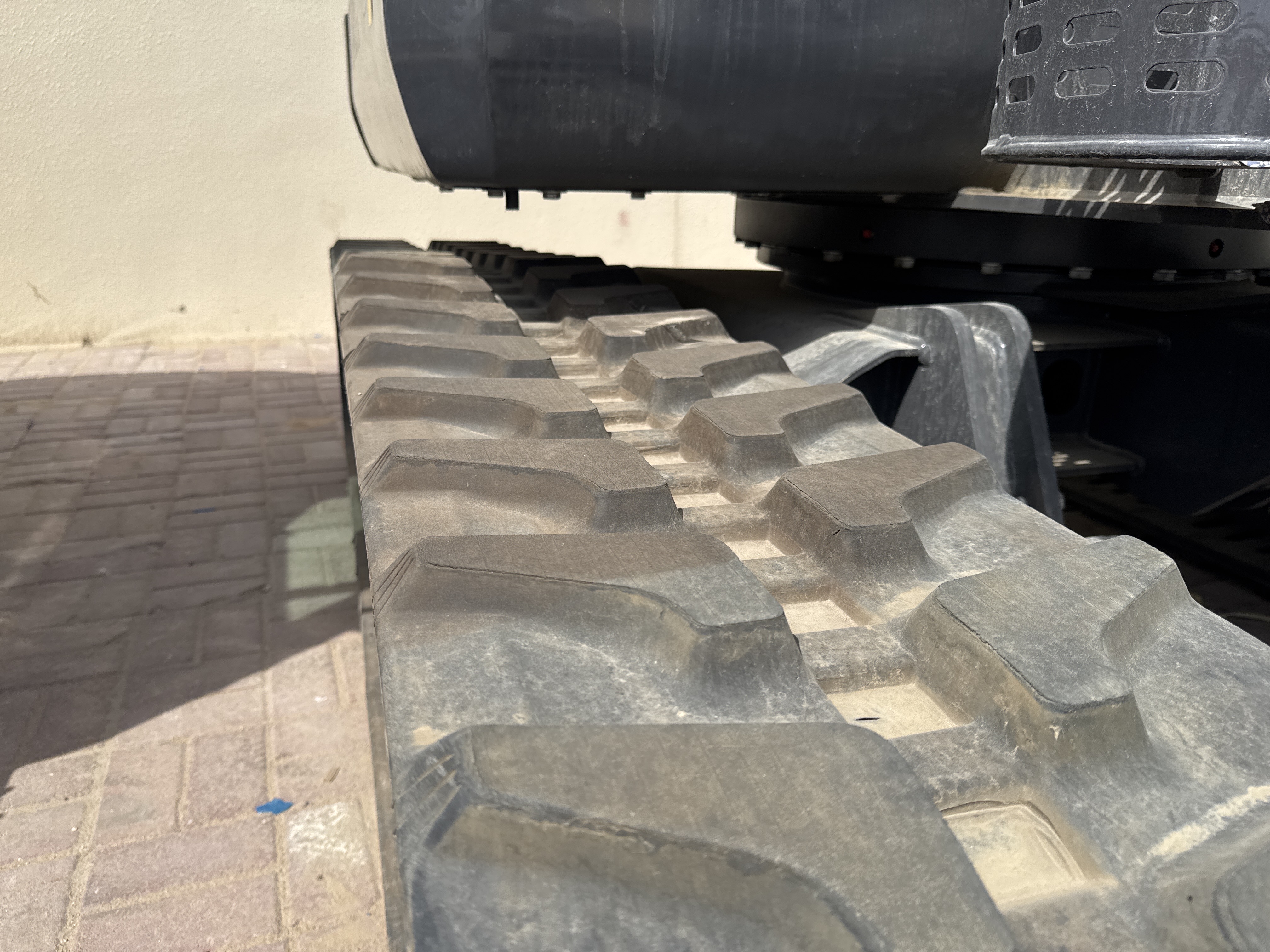 MNX-017-XCMG-XE60G-Pro-Mini-excavators-inspection-Undercarriage-Left-track-shoes-1