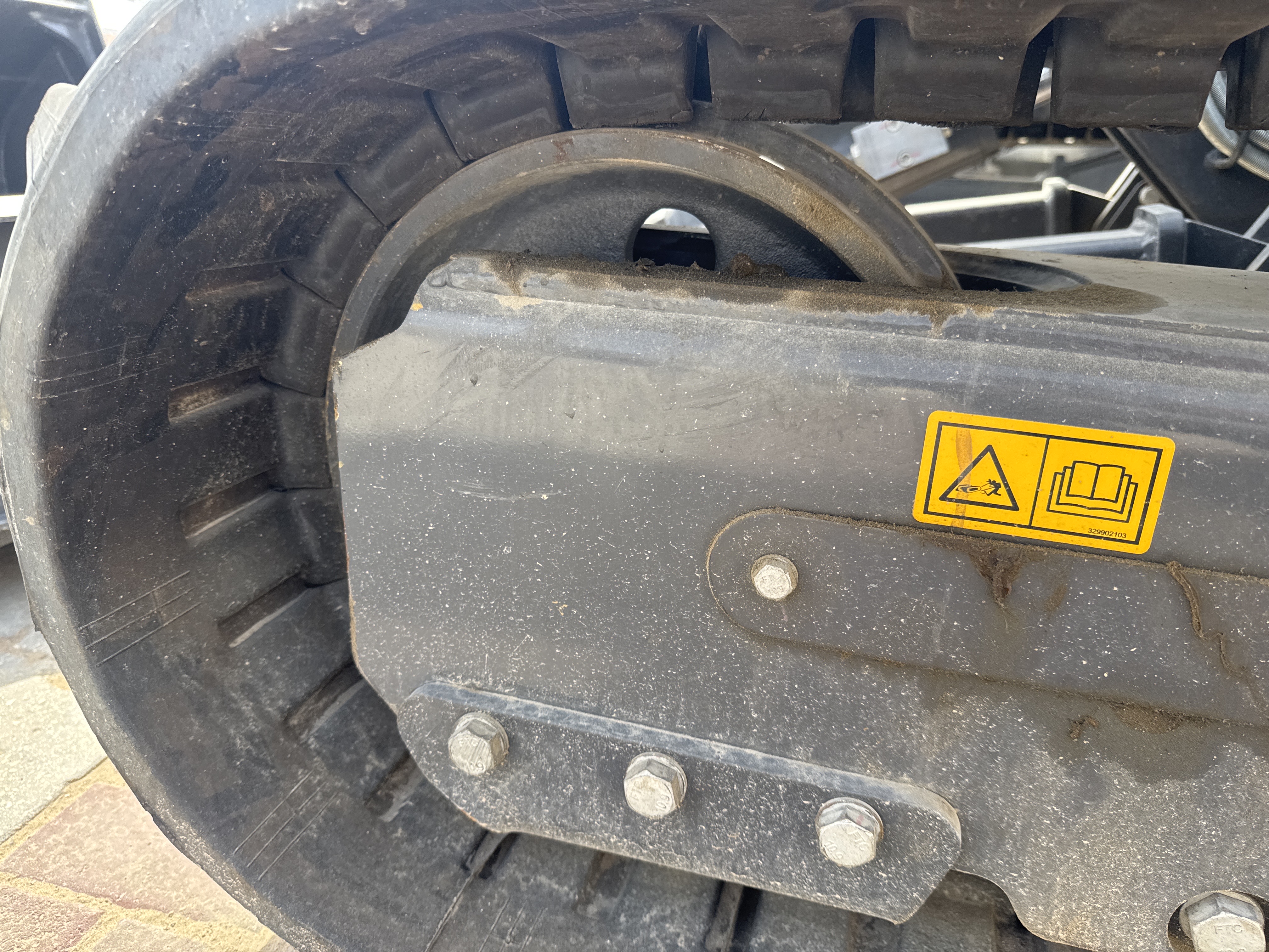 MNX-017-XCMG-XE60G-Pro-Mini-excavators-inspection-Undercarriage-left-idler-1