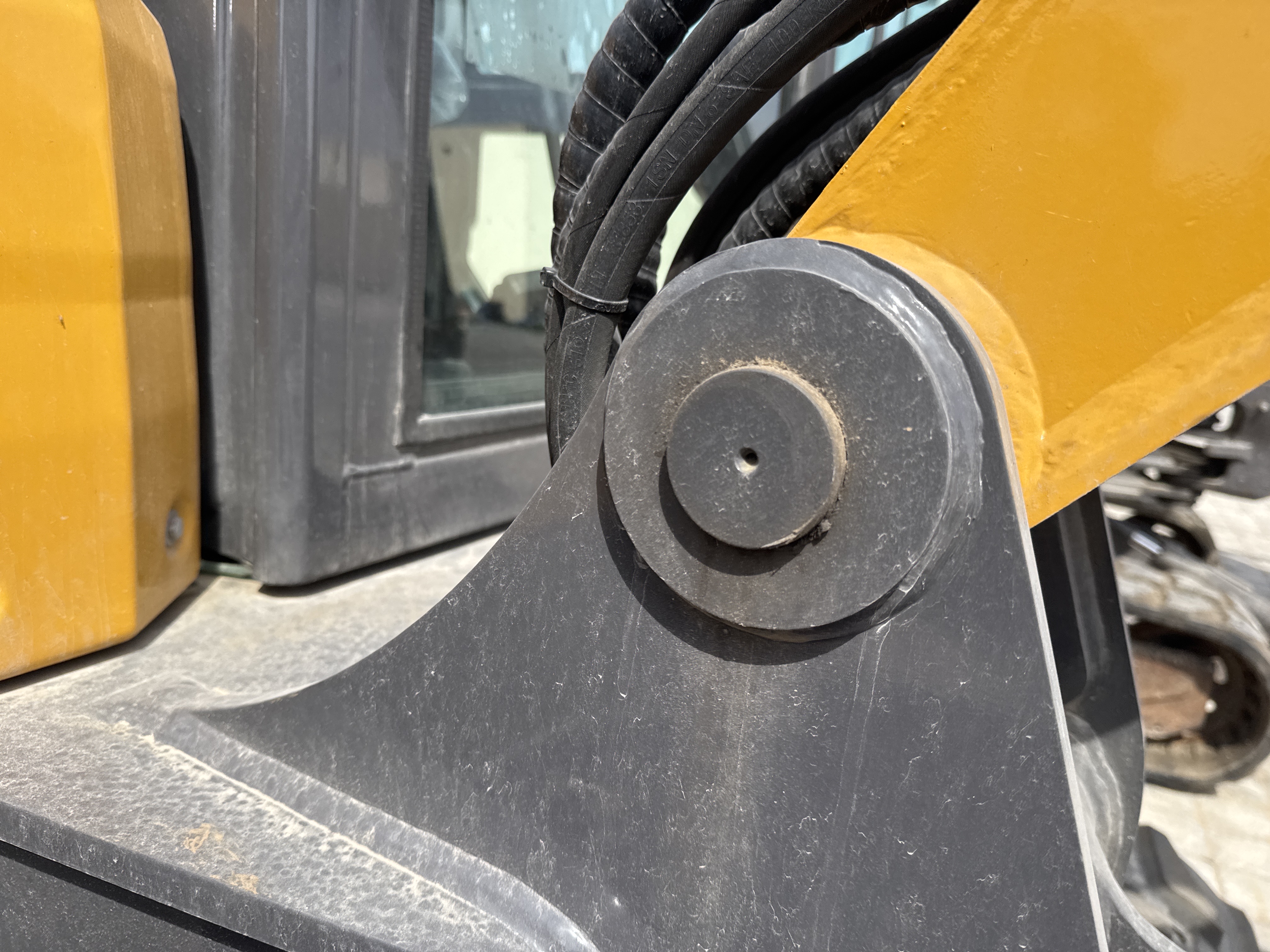 MNX-017-XCMG-XE60G-Pro-Mini-excavators-inspection-Chassis-Boom-base-pin-and-bushings-1