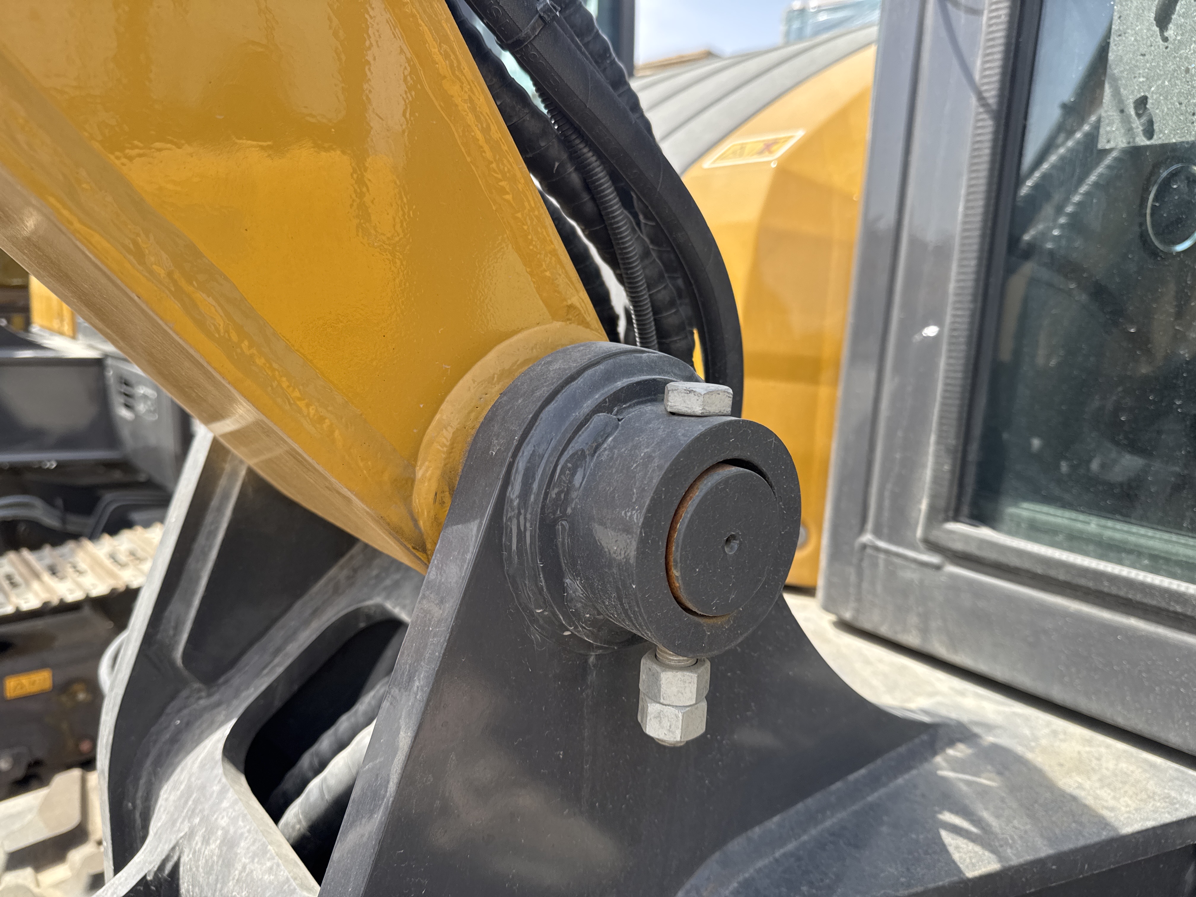 MNX-017-XCMG-XE60G-Pro-Mini-excavators-inspection-Chassis-Boom-base-pin-and-bushings-1
