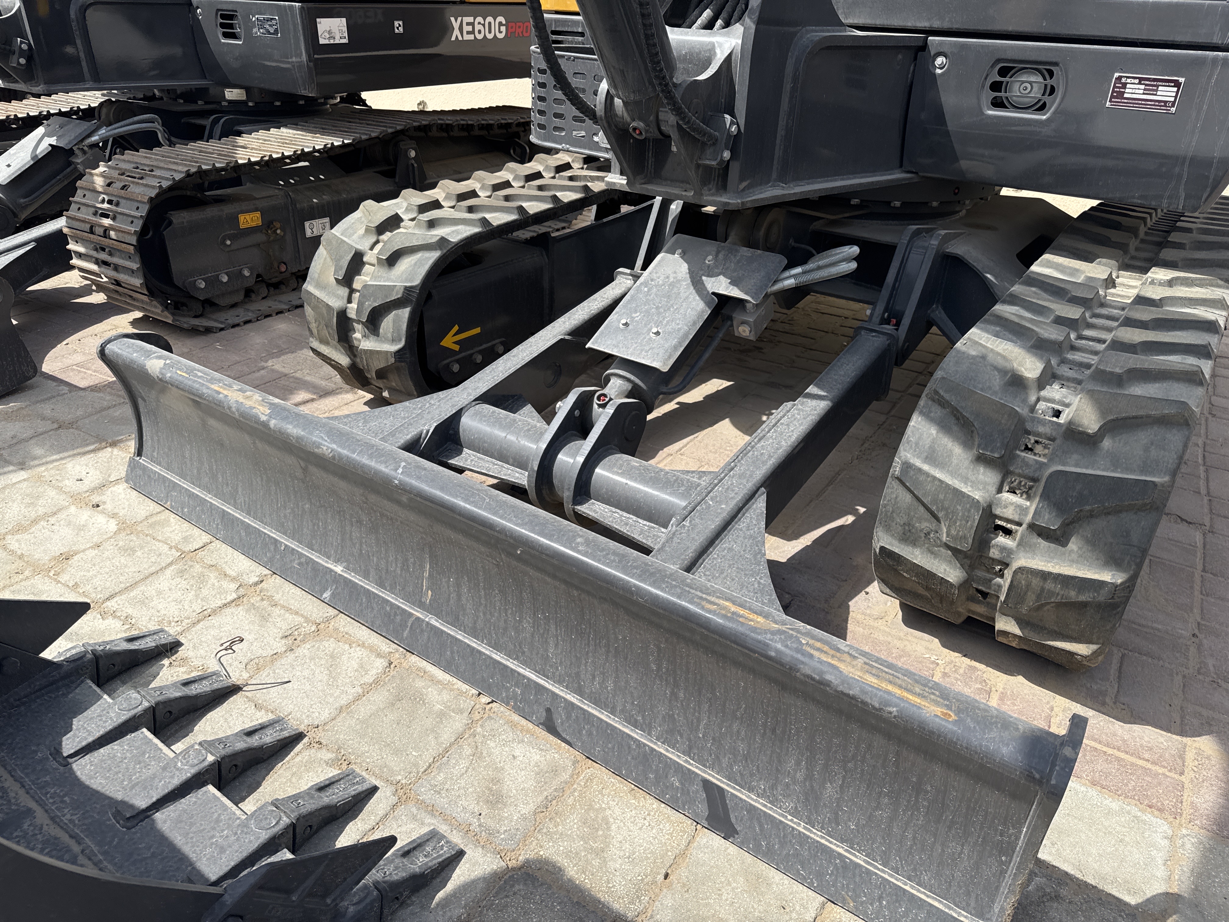 MNX-017-XCMG-XE60G-Pro-Mini-excavators-inspection-Chassis-Dozer-blade-1