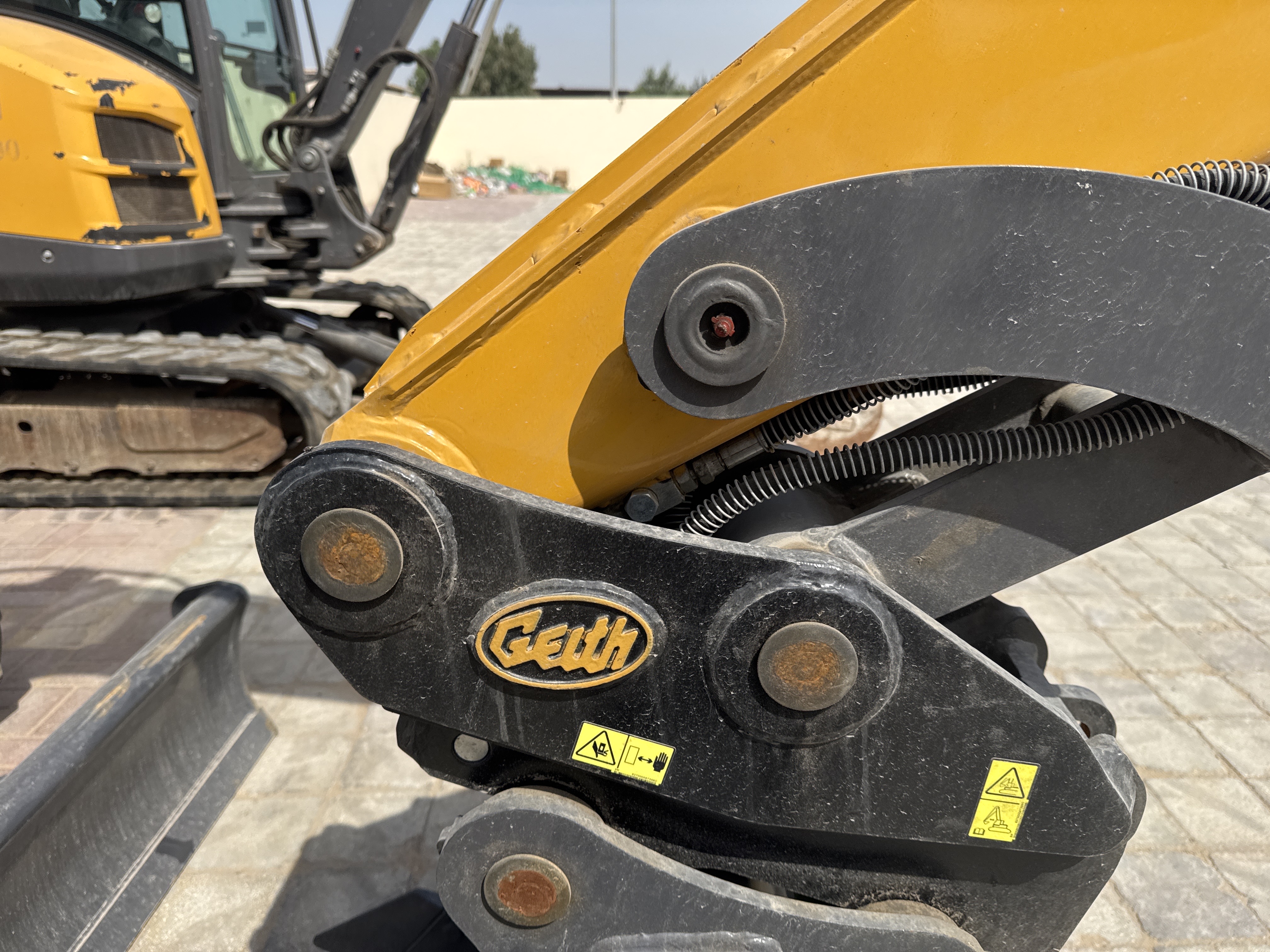 MNX-017-XCMG-XE60G-Pro-Mini-excavators-inspection-Chassis-Pin-and-bushings-stick-to-bucket-1