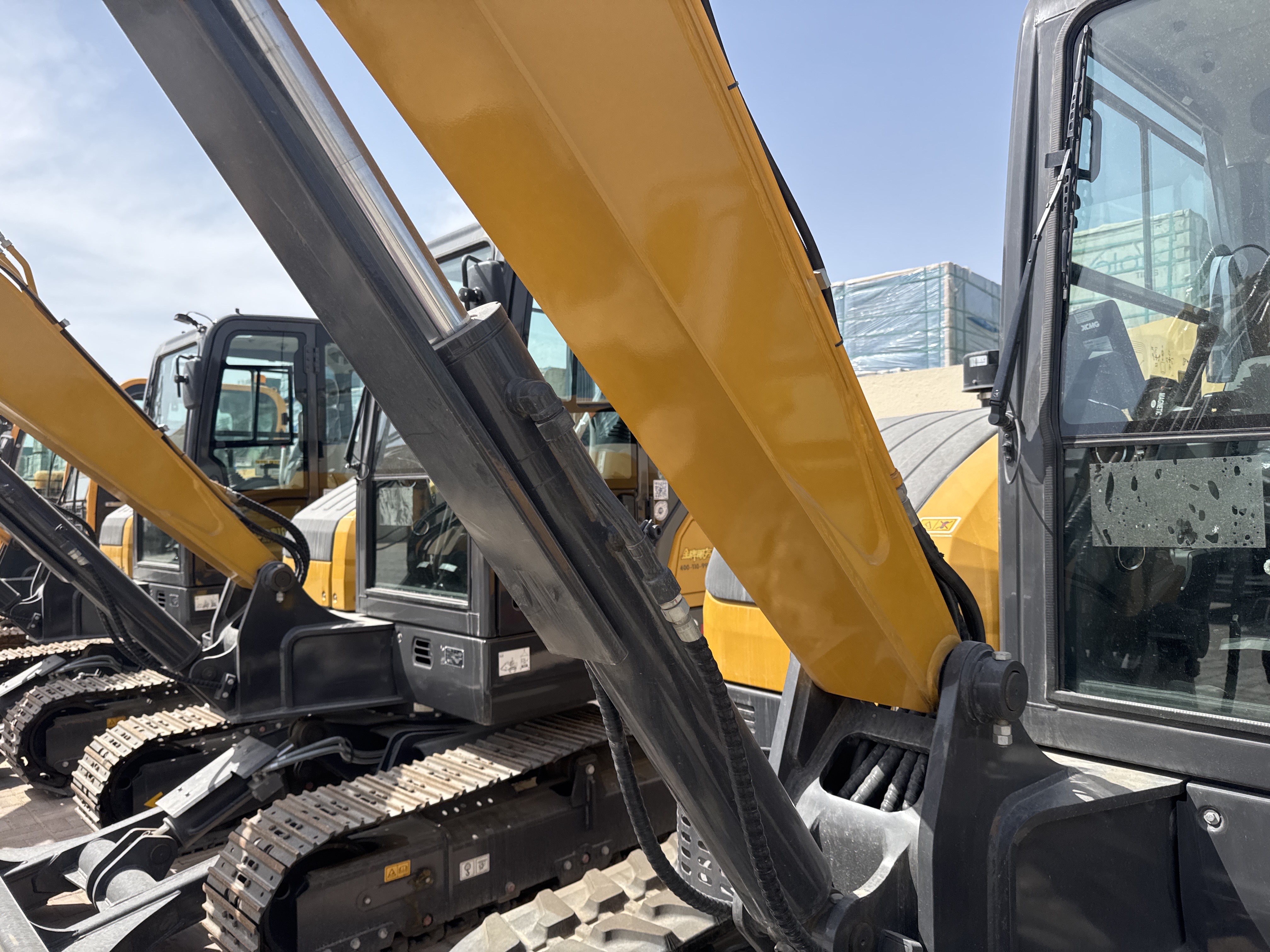 MNX-017-XCMG-XE60G-Pro-Mini-excavators-inspection-Hydraulics-Boom-lift-cylinder-1