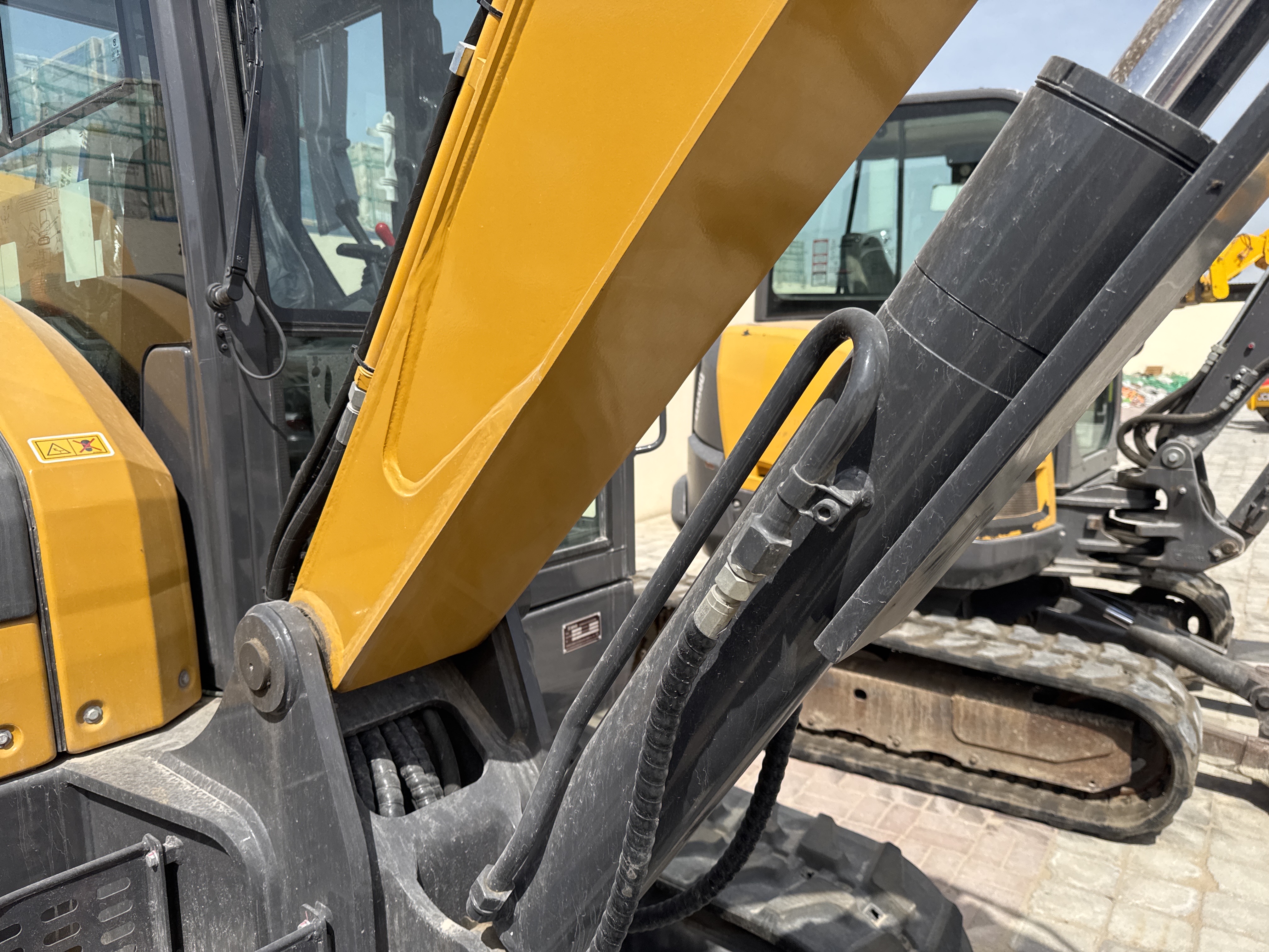MNX-017-XCMG-XE60G-Pro-Mini-excavators-inspection-Hydraulics-Boom-lift-cylinder-1