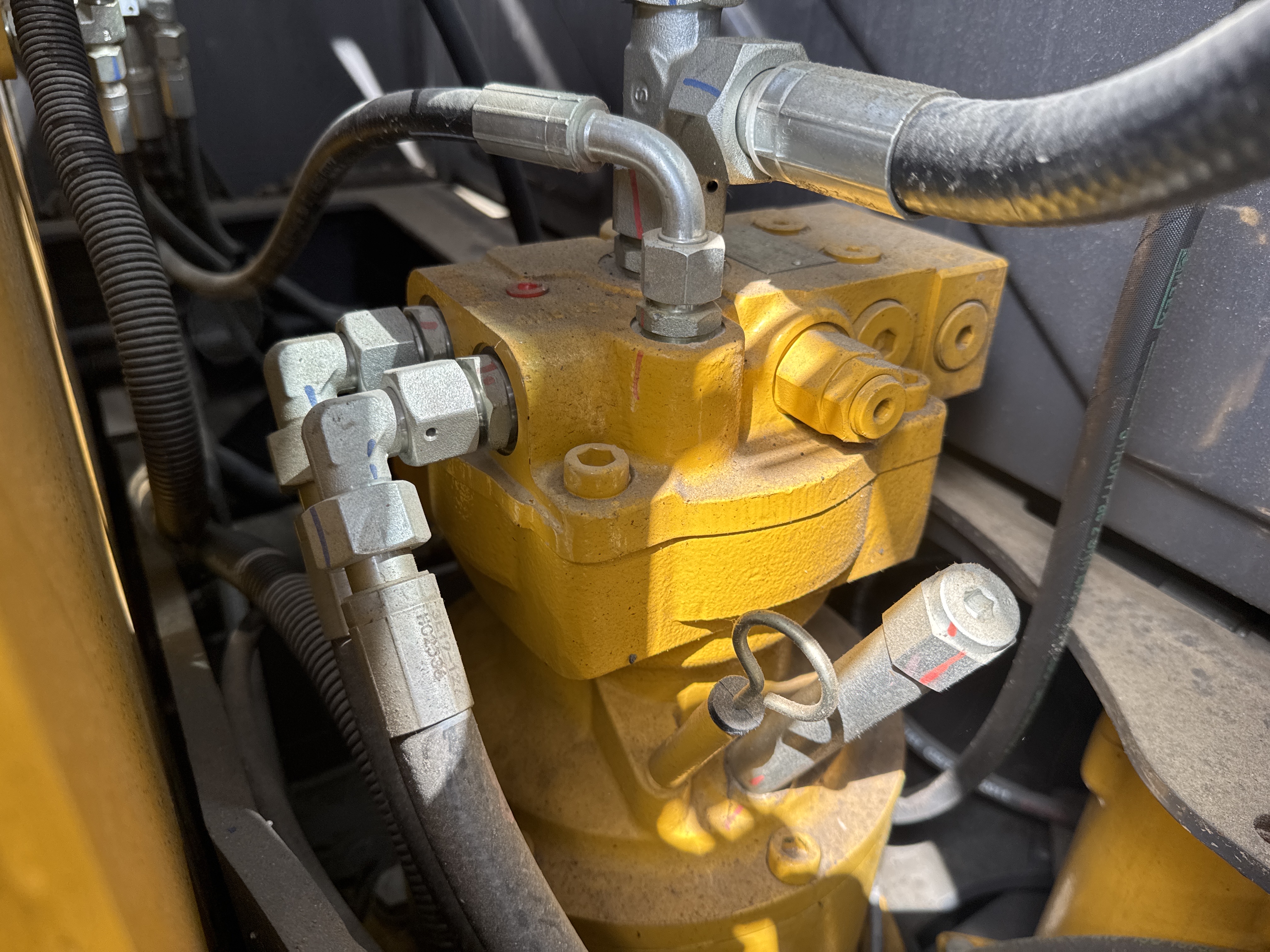 MNX-017-XCMG-XE60G-Pro-Mini-excavators-inspection-Hydraulics-Hydraulic-pump-1