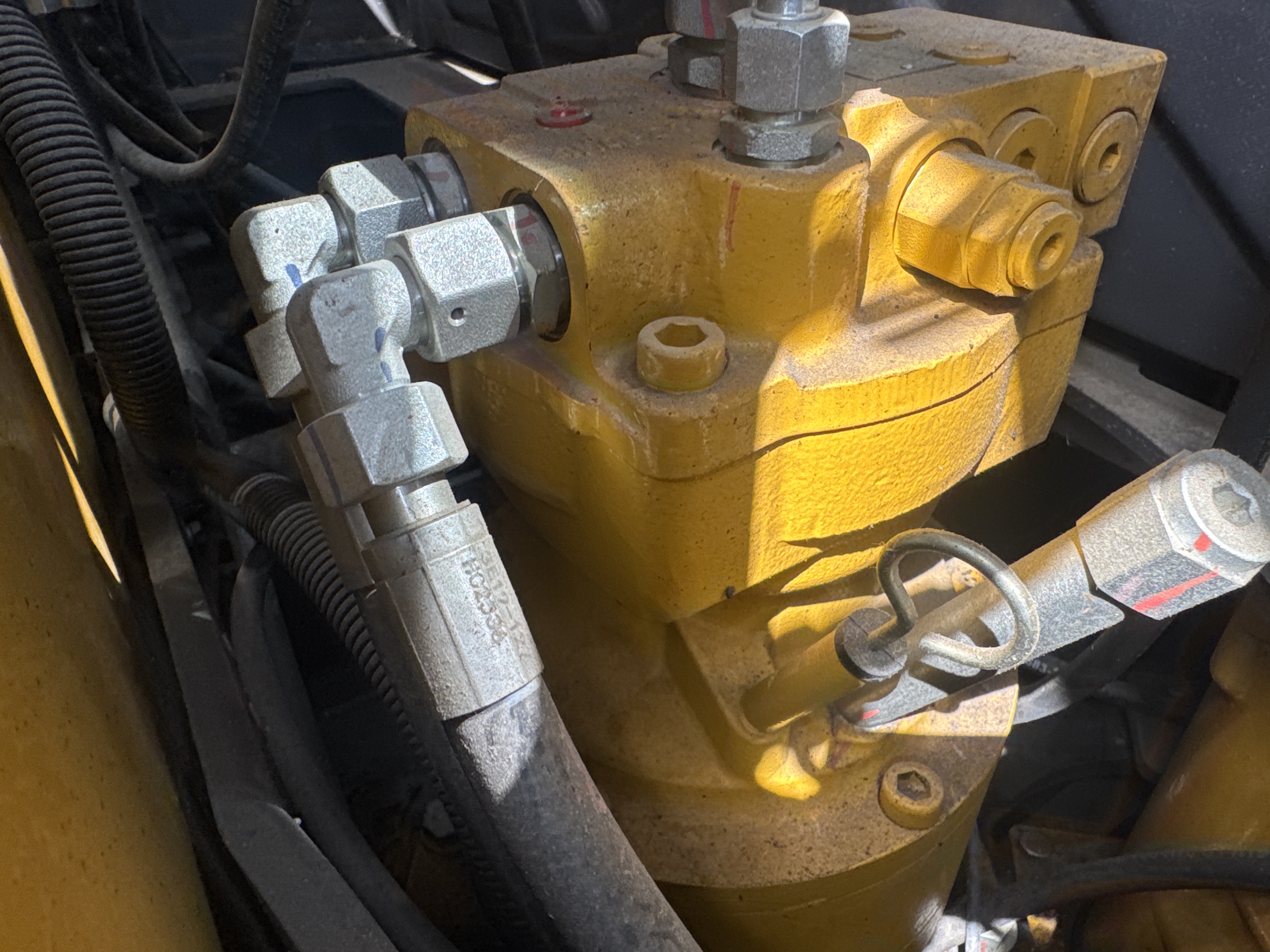 MNX-017-XCMG-XE60G-Pro-Mini-excavators-inspection-Hydraulics-Hydraulic-pump-1