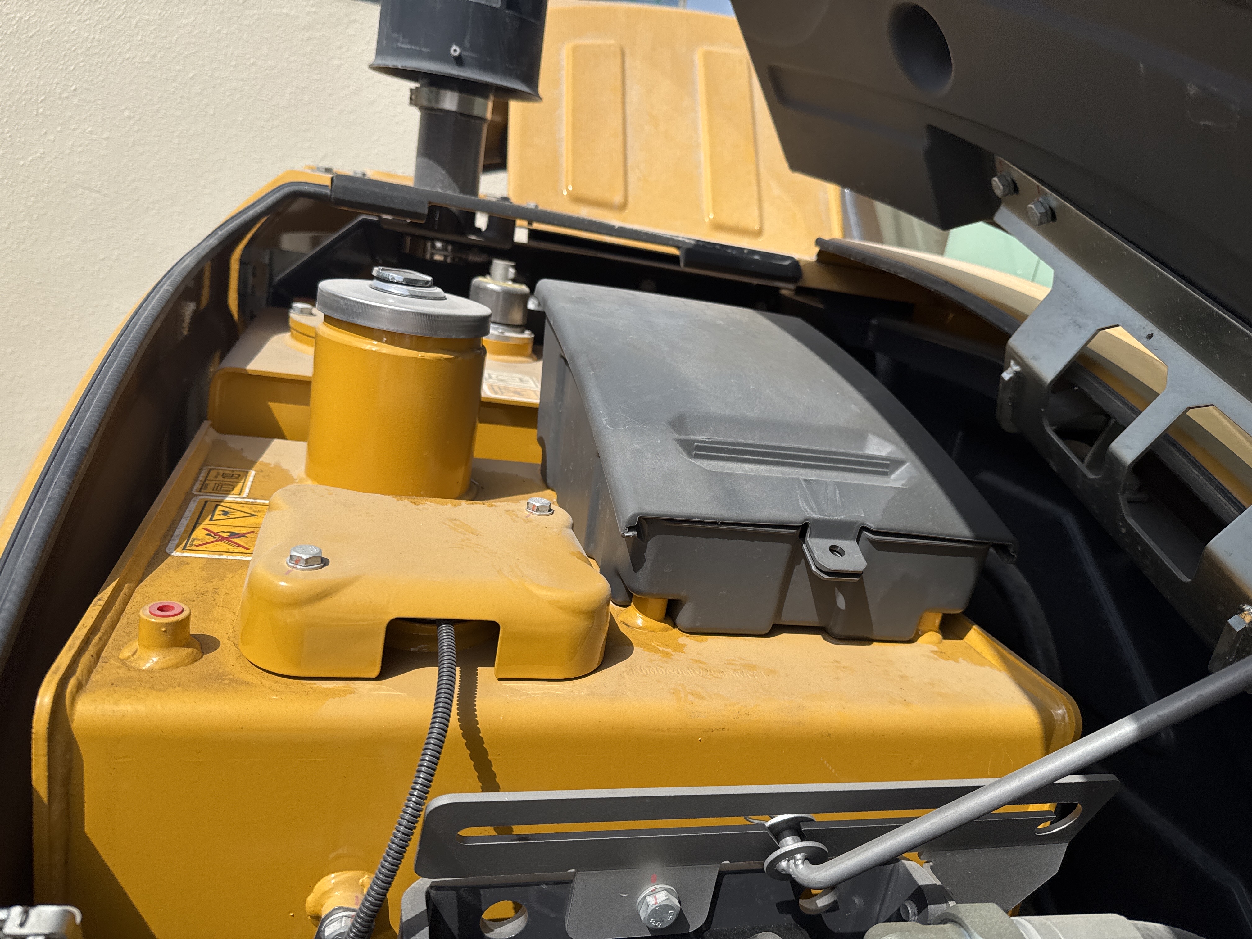 MNX-017-XCMG-XE60G-Pro-Mini-excavators-inspection-Hydraulics-Hydraulic-Tank-1