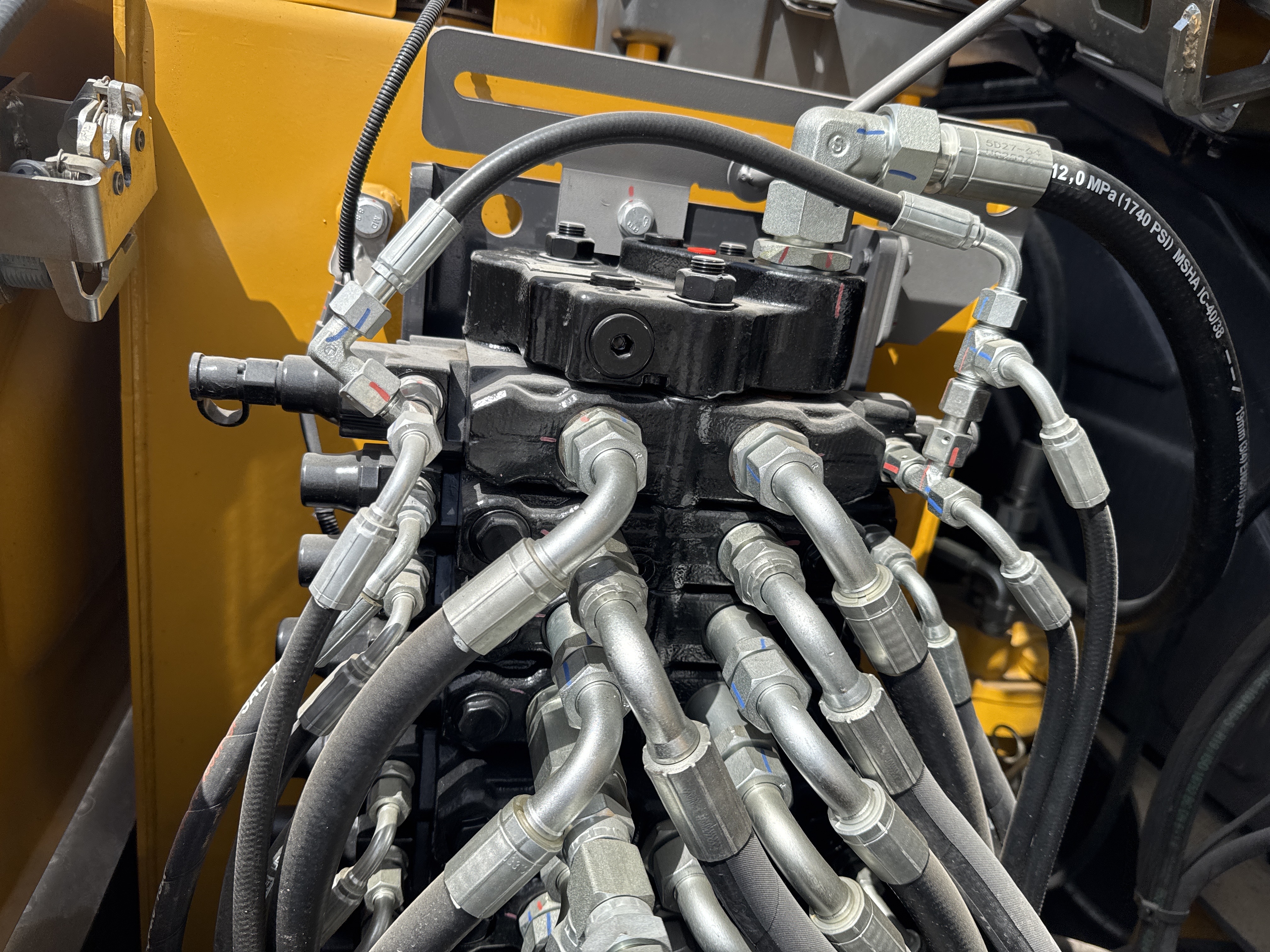 MNX-017-XCMG-XE60G-Pro-Mini-excavators-inspection-Hydraulics-Main-control-valve-(MCV)-1
