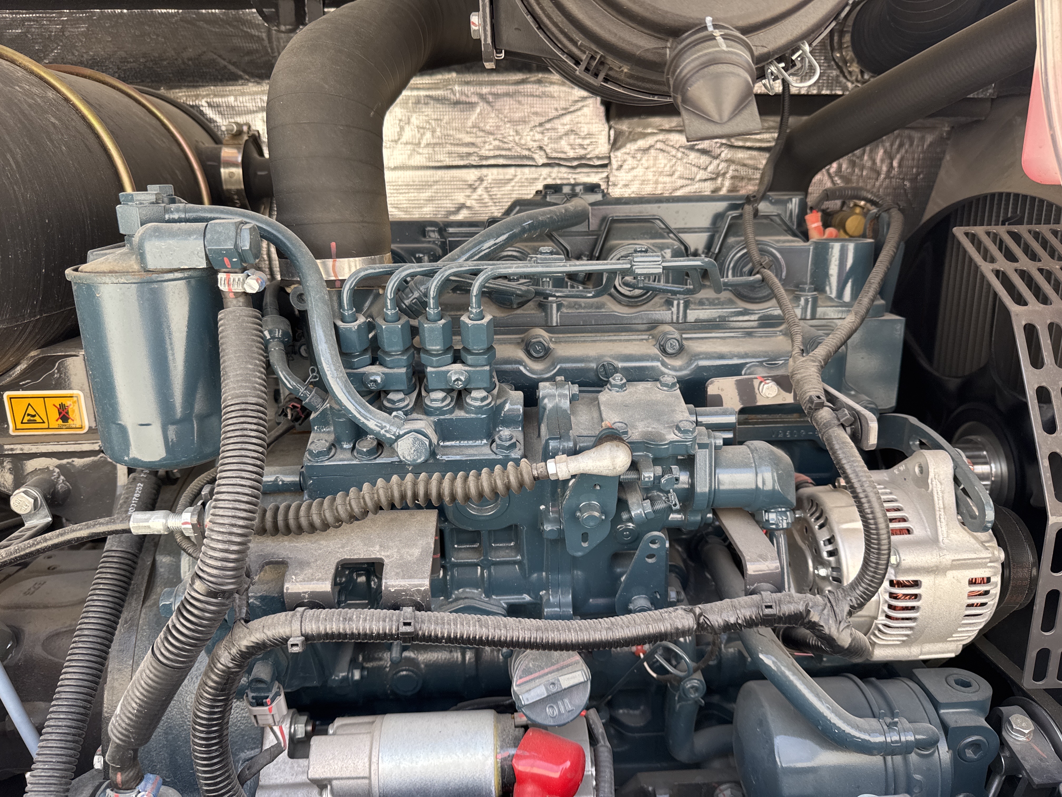 MNX-017-XCMG-XE60G-Pro-Mini-excavators-inspection-Engine-Engine-oil-leaks-1