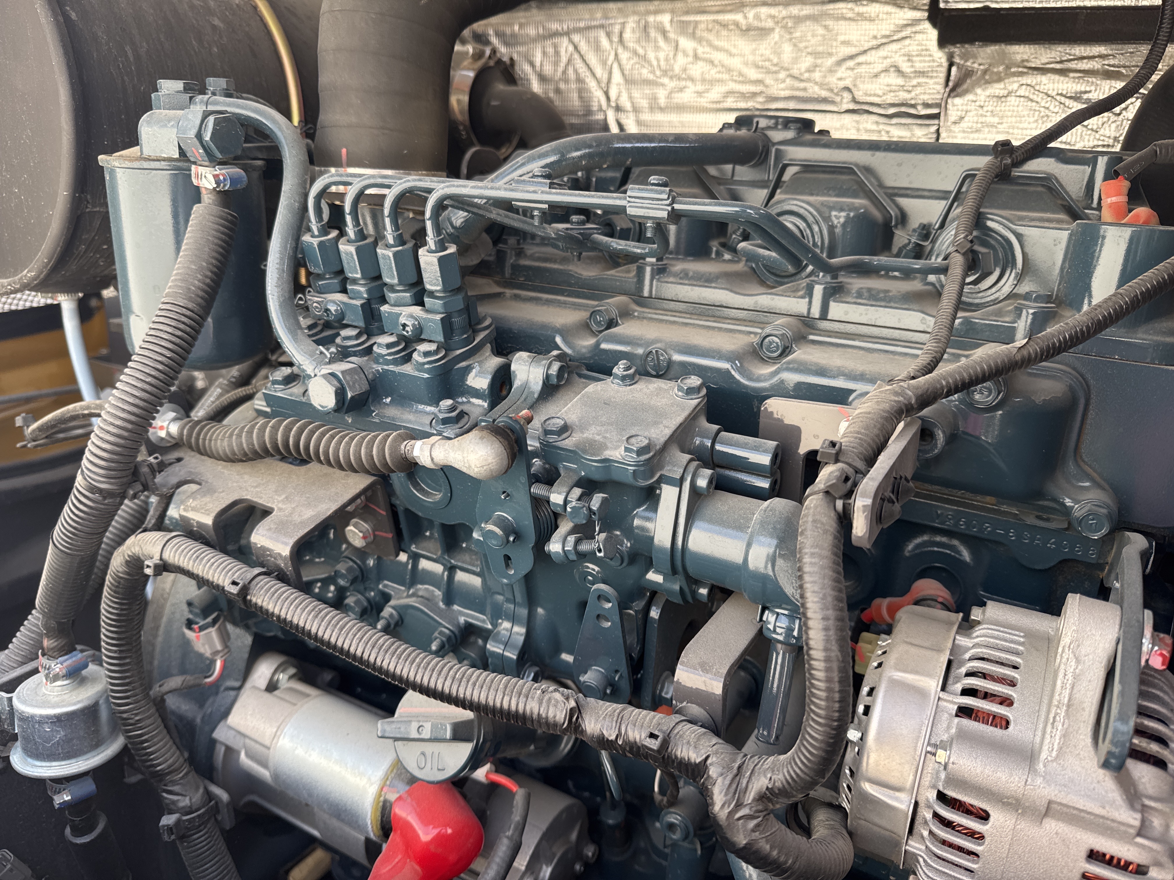 MNX-017-XCMG-XE60G-Pro-Mini-excavators-inspection-Engine-Engine-oil-leaks-1