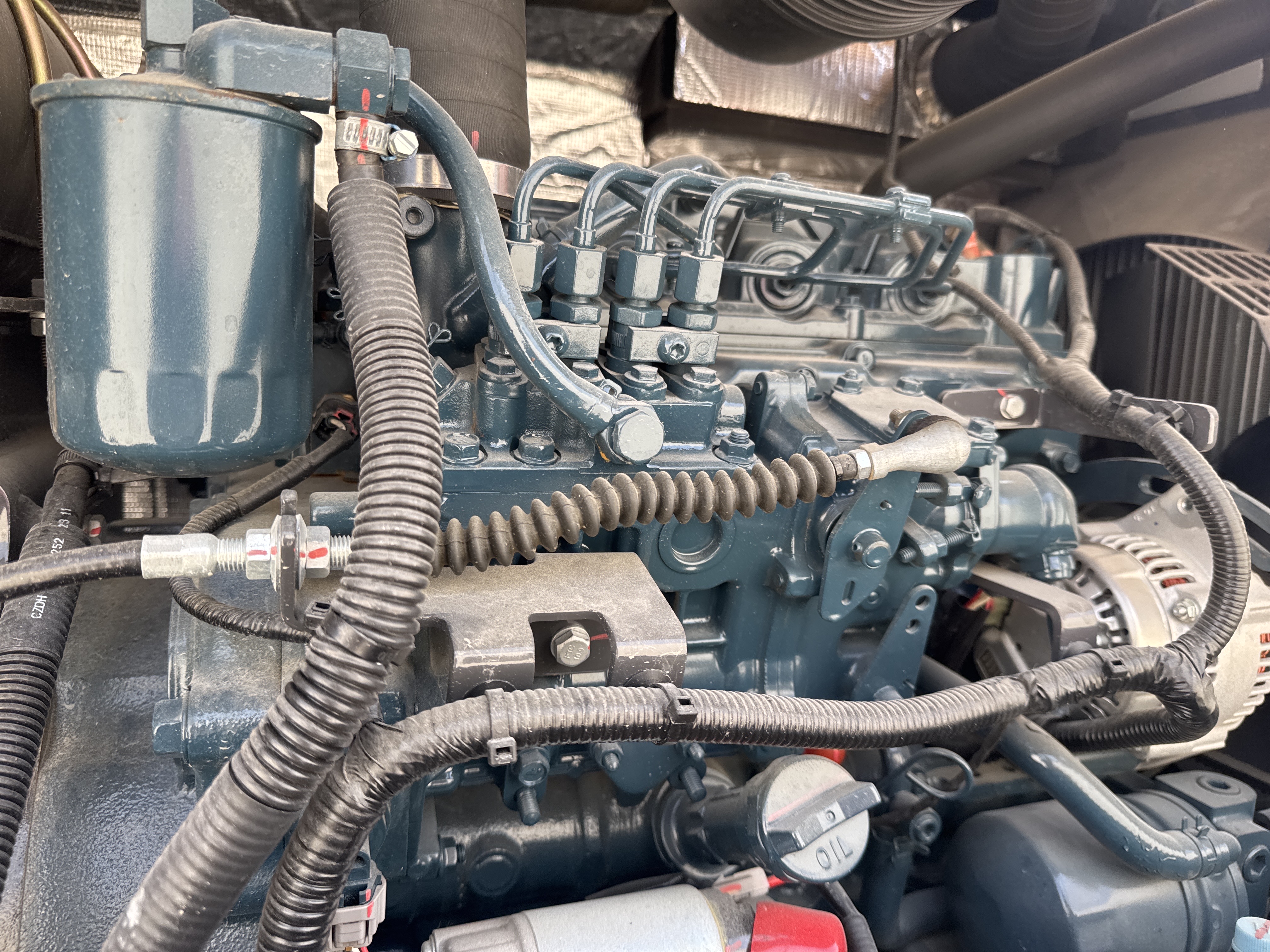 MNX-017-XCMG-XE60G-Pro-Mini-excavators-inspection-Engine-Engine-oil-leaks-1