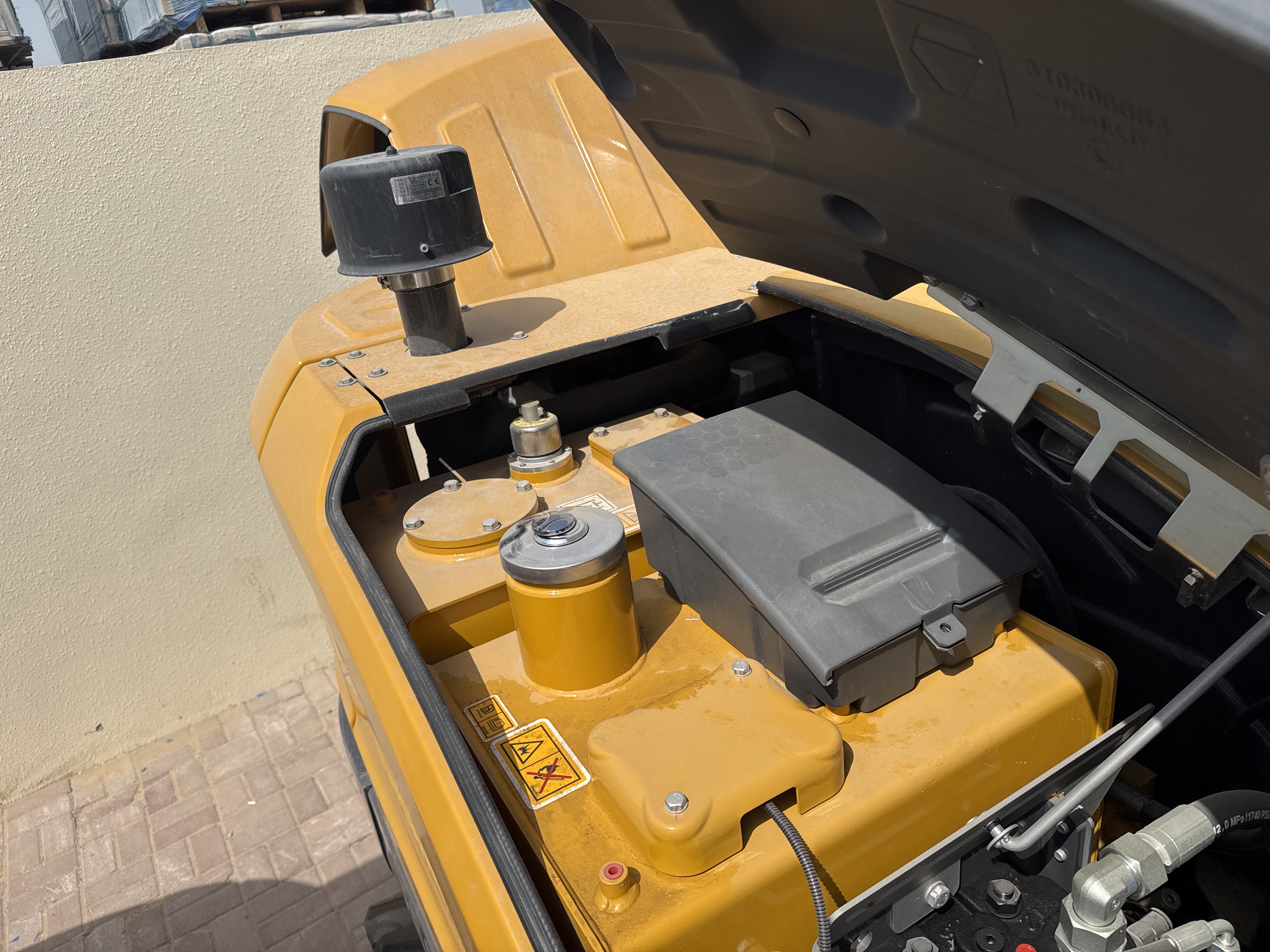 MNX-017-XCMG-XE60G-Pro-Mini-excavators-inspection-Engine-Fuel-tank-1