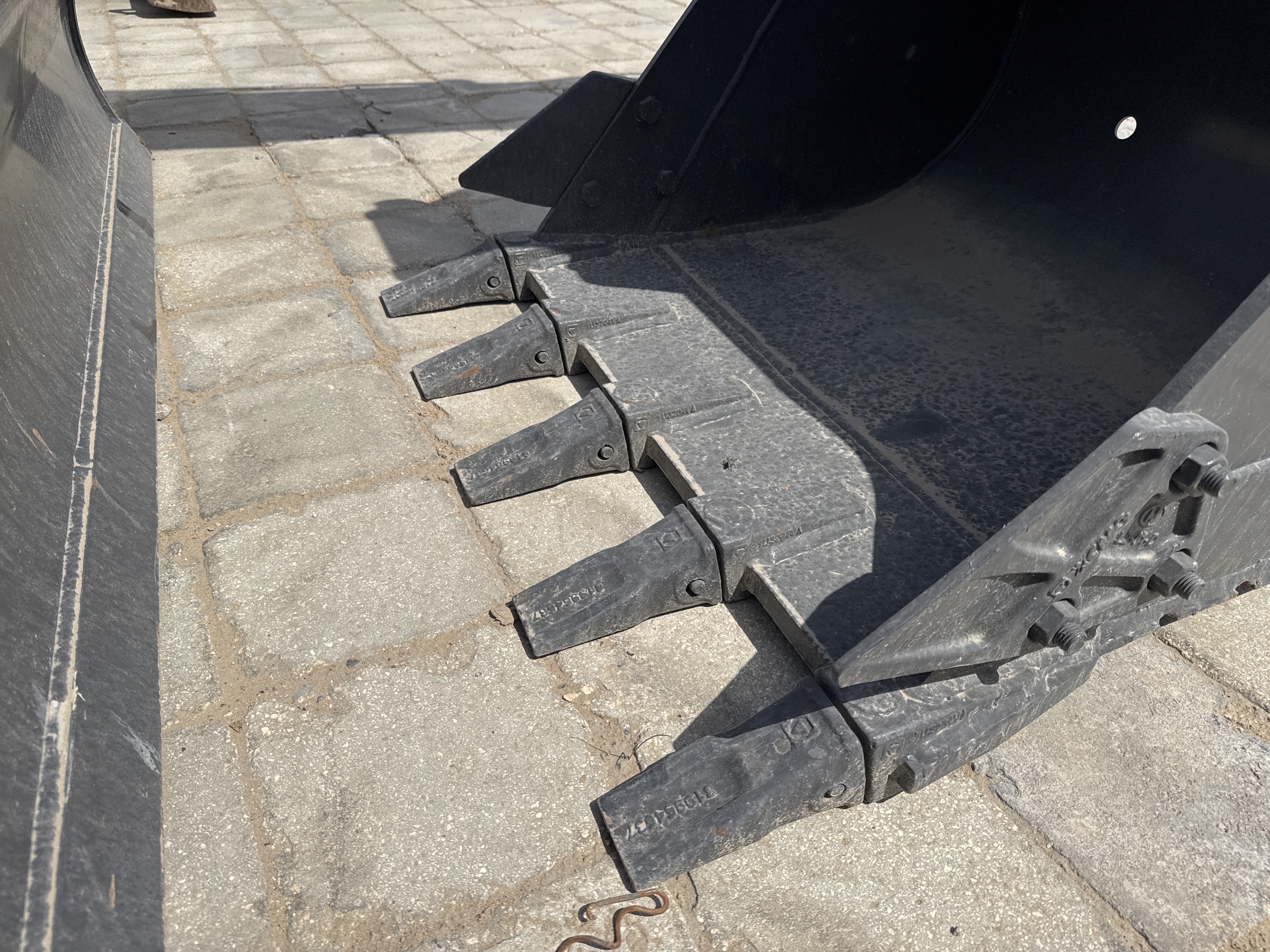 MNX-017-XCMG-XE60G-Pro-Mini-excavators-inspection-Attachment-Excavator-bucket-teeth-condition-1