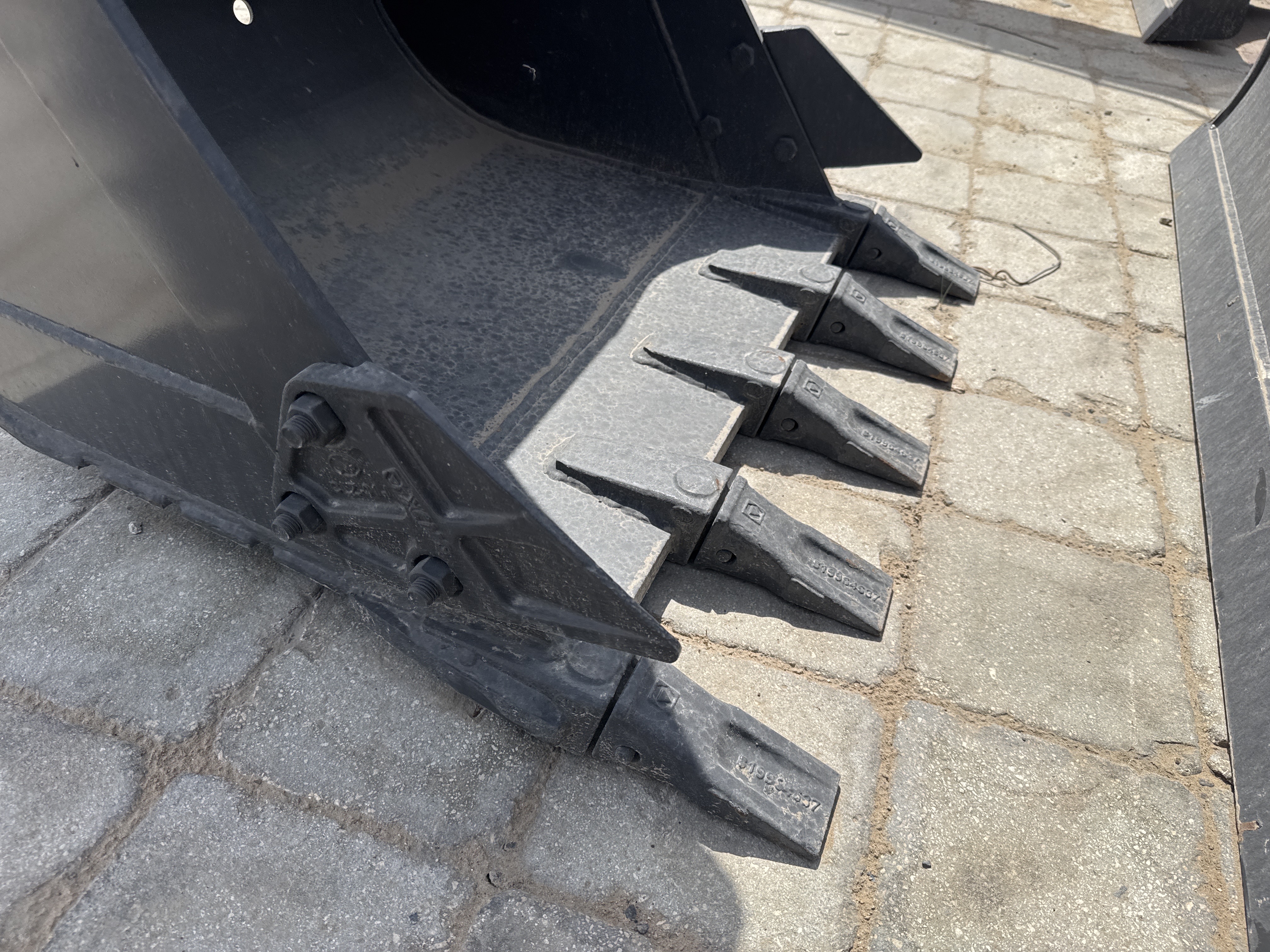MNX-017-XCMG-XE60G-Pro-Mini-excavators-inspection-Attachment-Excavator-bucket-teeth-condition-1