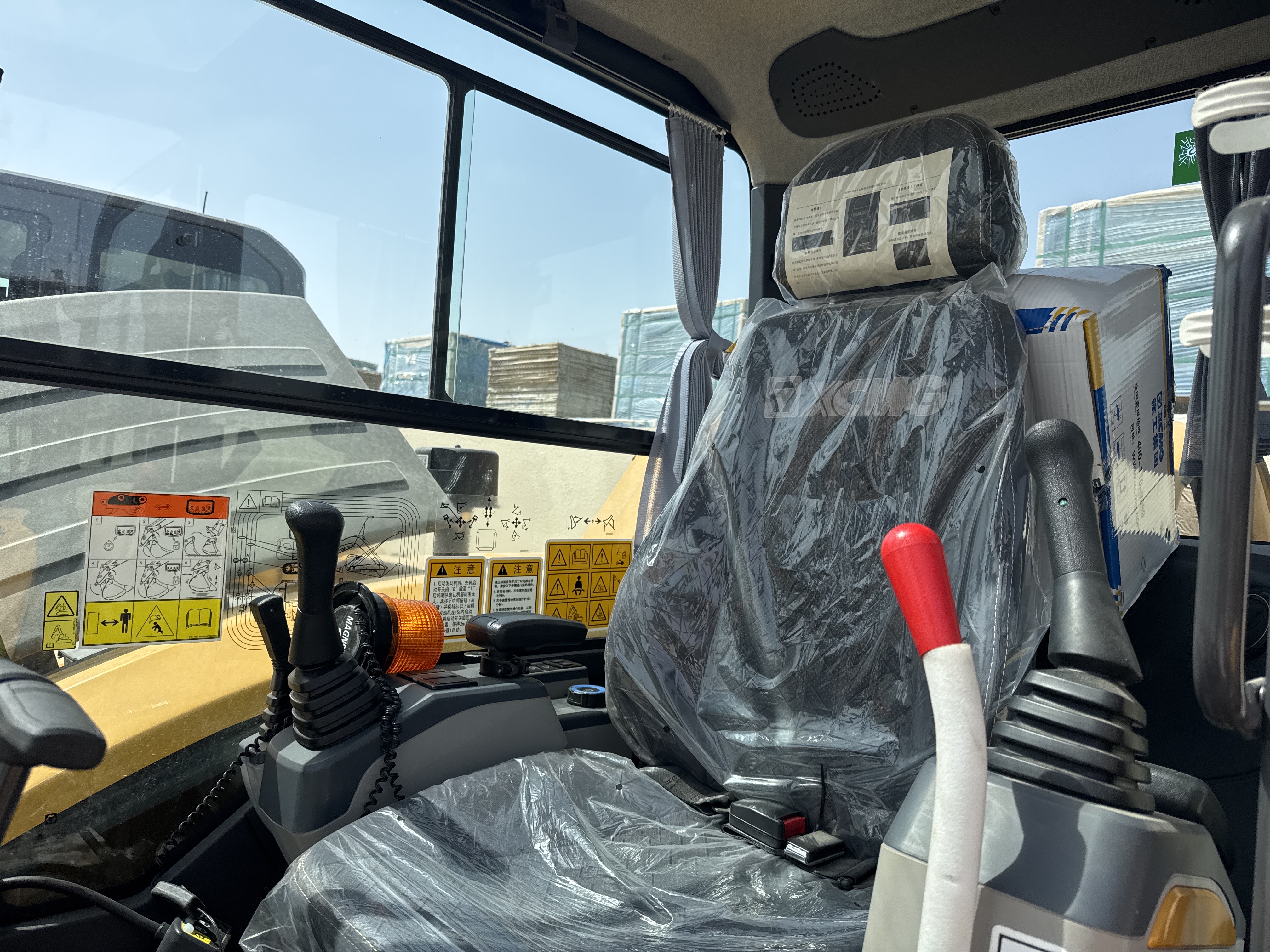 MNX-017-XCMG-XE60G-Pro-Mini-excavators-inspection-Cabin-Seats/armrests-1