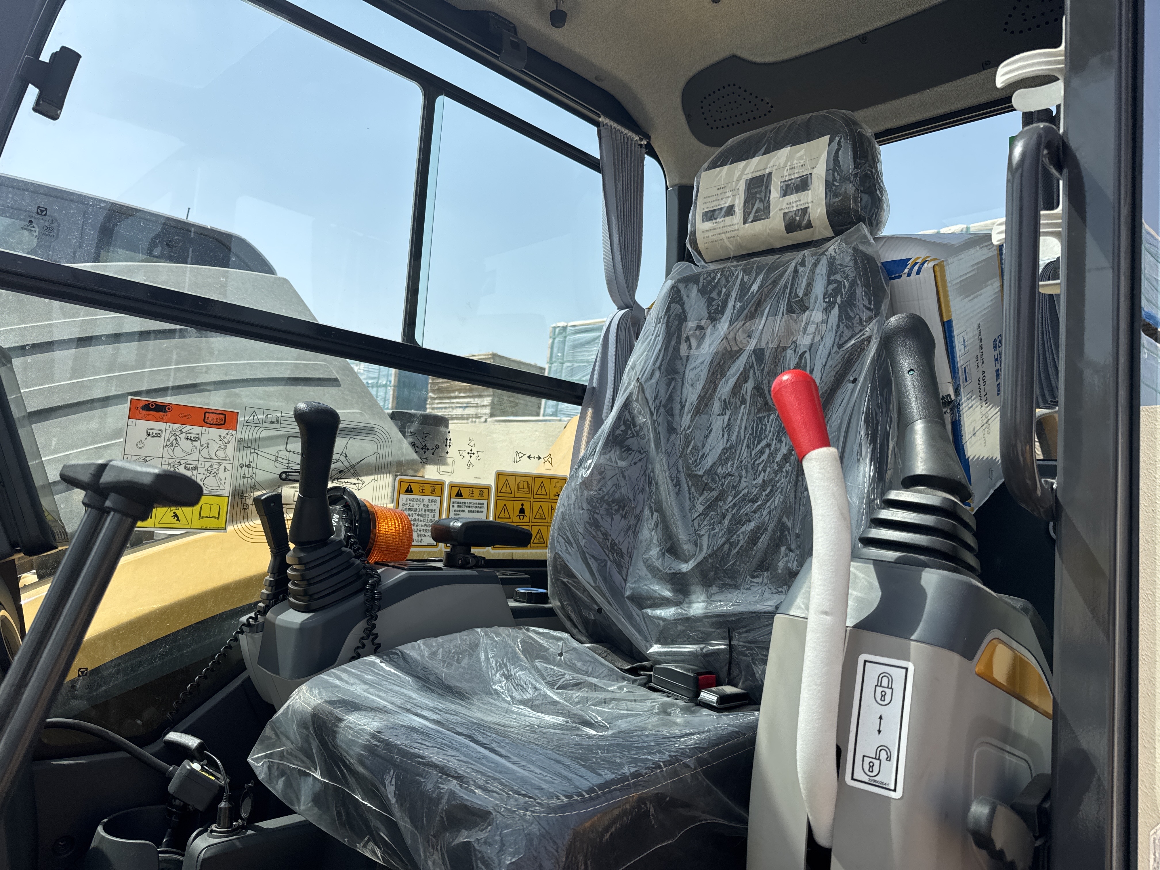 MNX-017-XCMG-XE60G-Pro-Mini-excavators-inspection-Cabin-Seats/armrests-1
