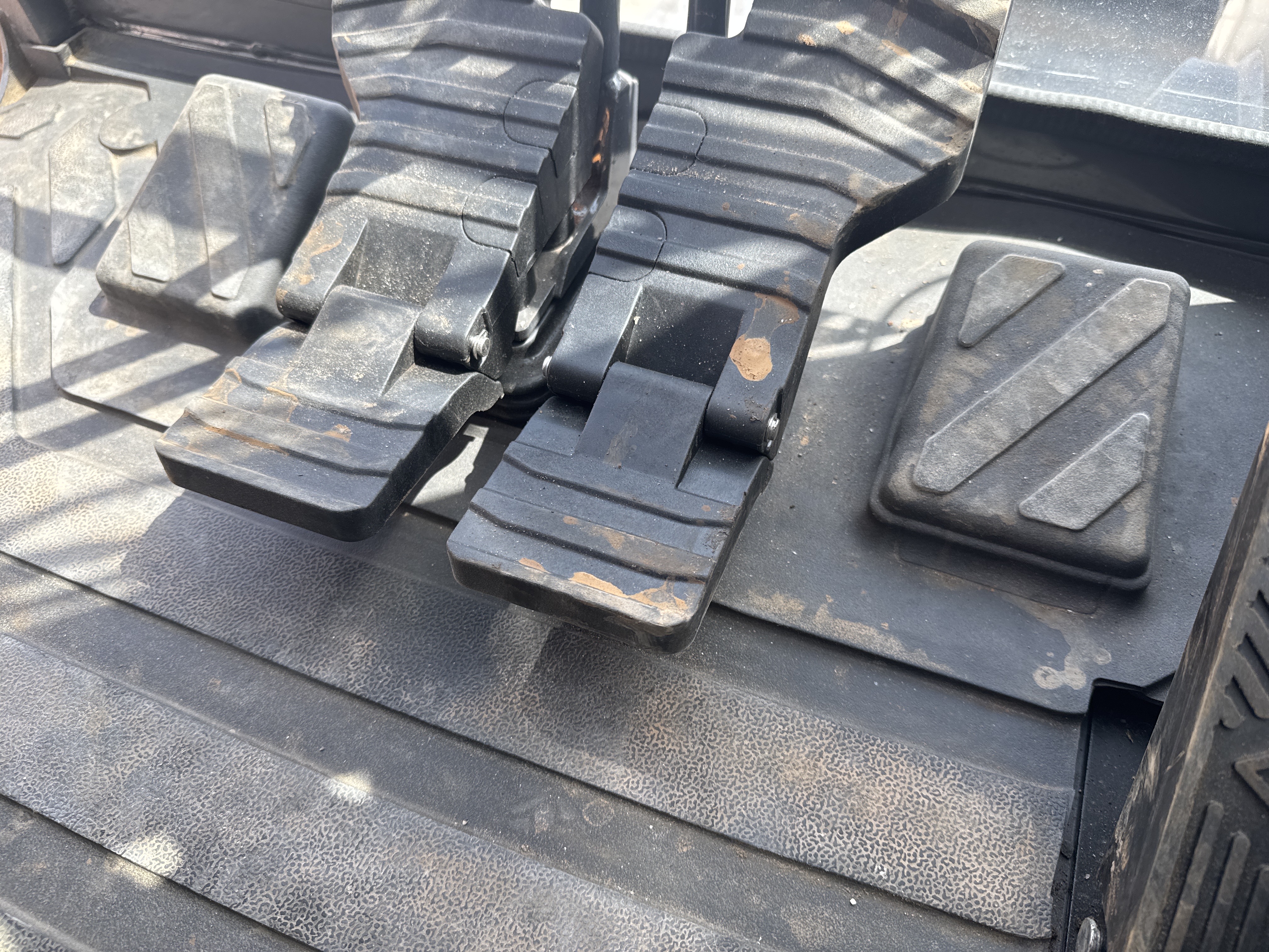 MNX-017-XCMG-XE60G-Pro-Mini-excavators-inspection-Cabin-Pedals-1