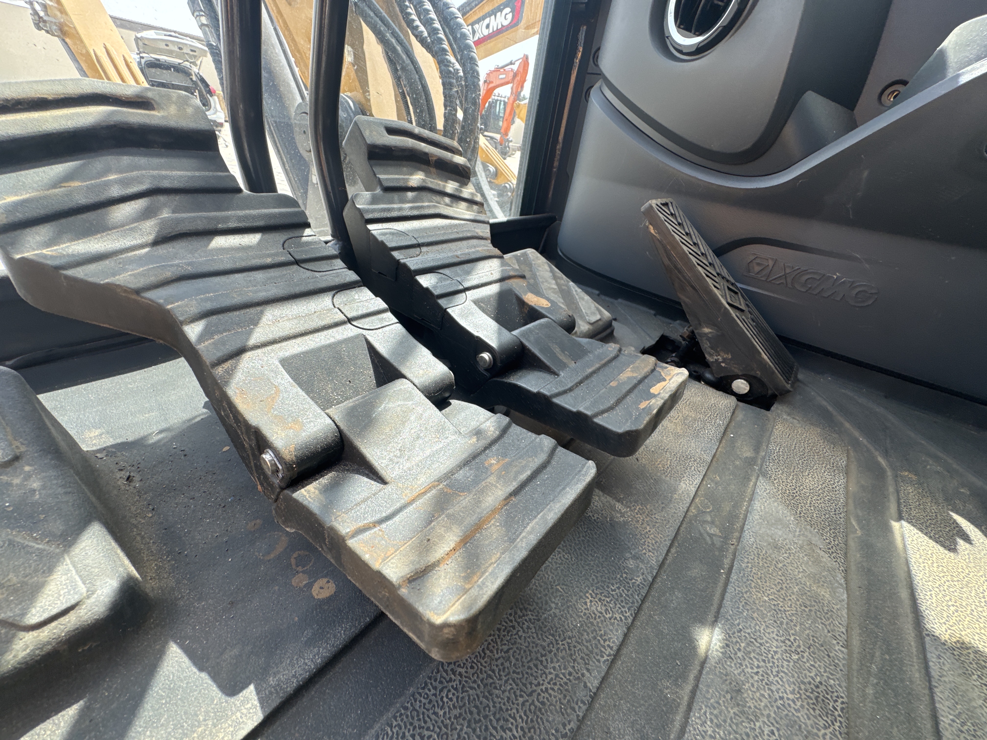 MNX-017-XCMG-XE60G-Pro-Mini-excavators-inspection-Cabin-Pedals-1