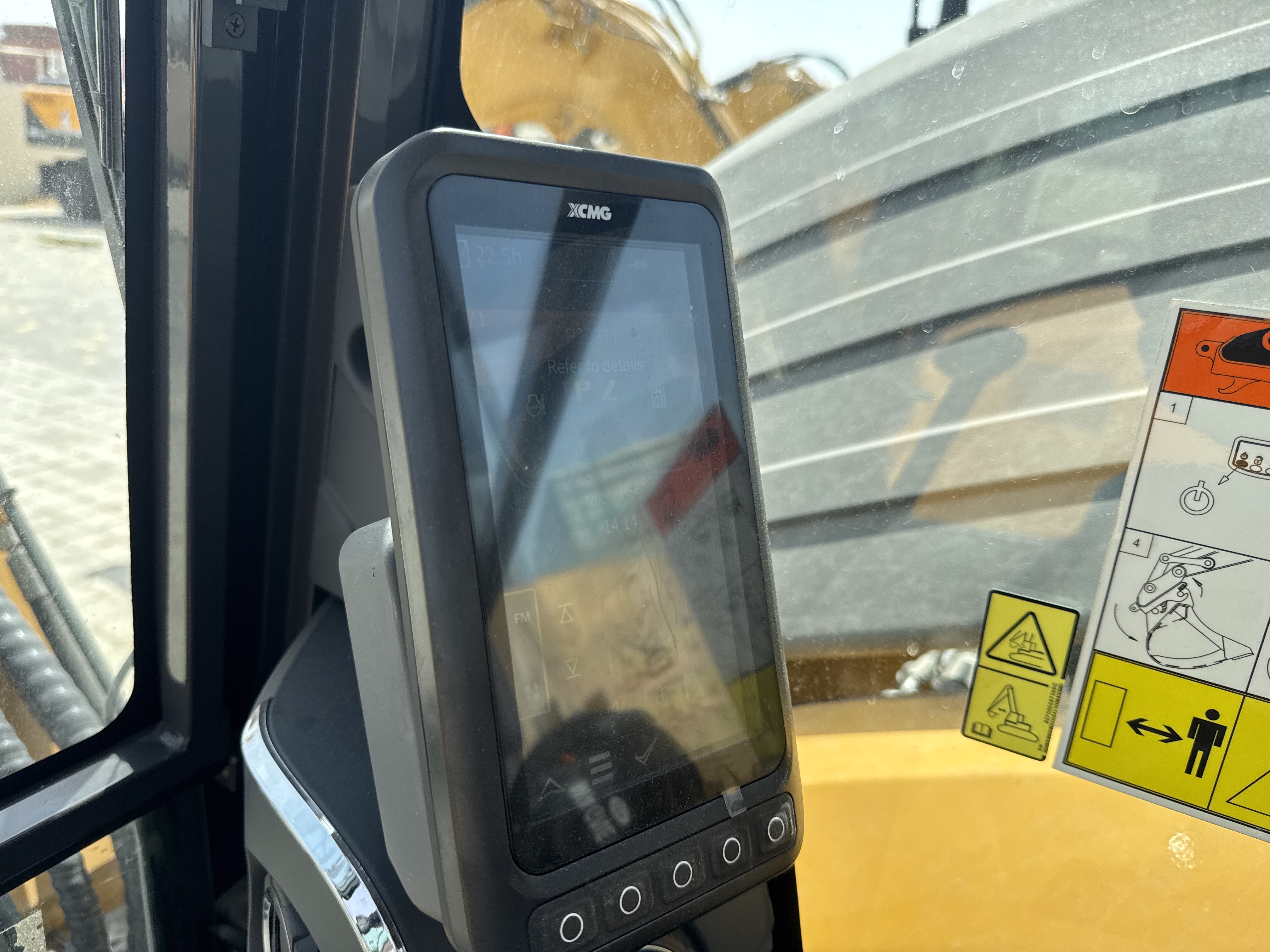MNX-017-XCMG-XE60G-Pro-Mini-excavators-inspection-Cabin-Instrument-cluster-1