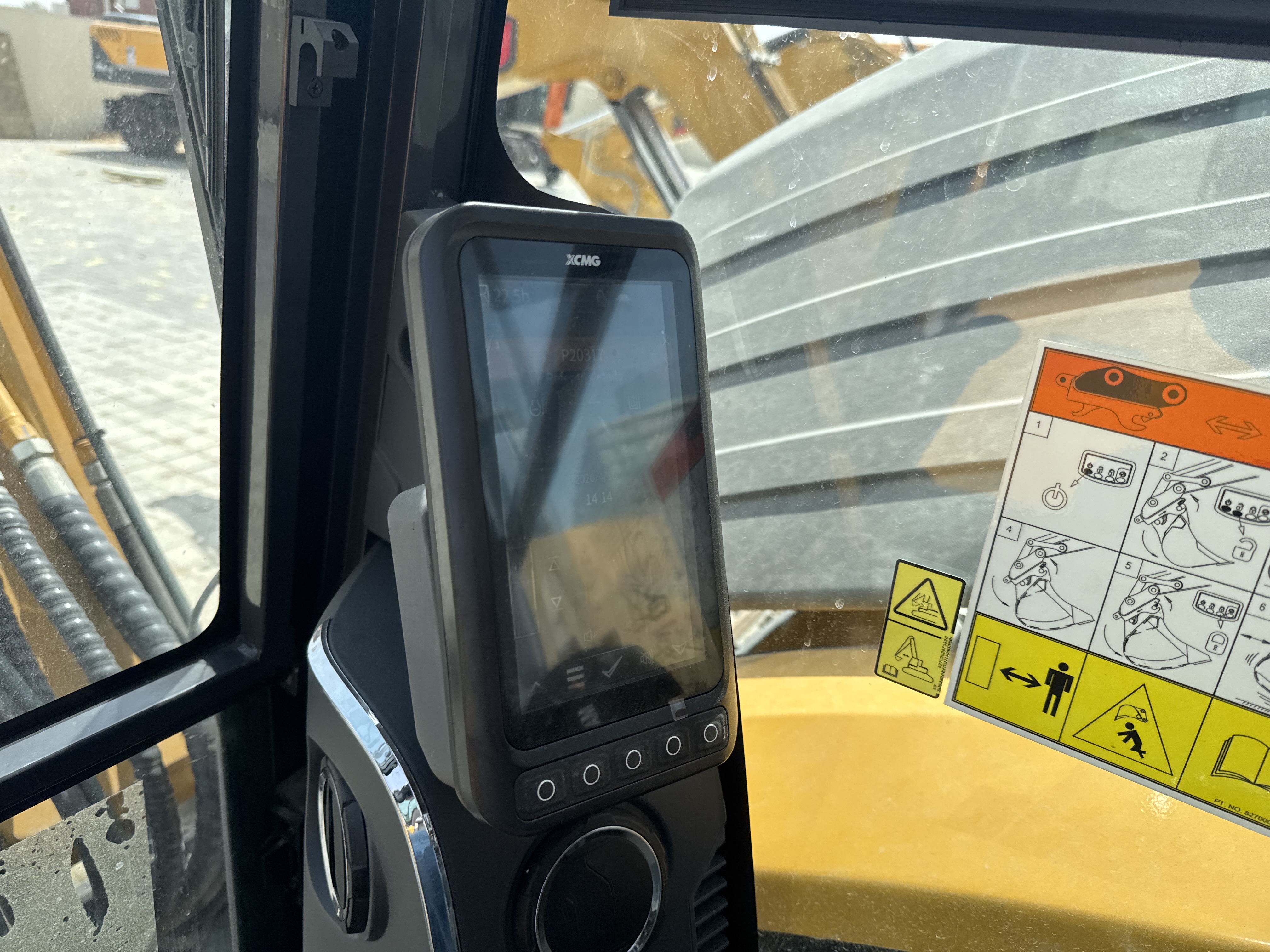 MNX-017-XCMG-XE60G-Pro-Mini-excavators-inspection-Cabin-Instrument-cluster-1