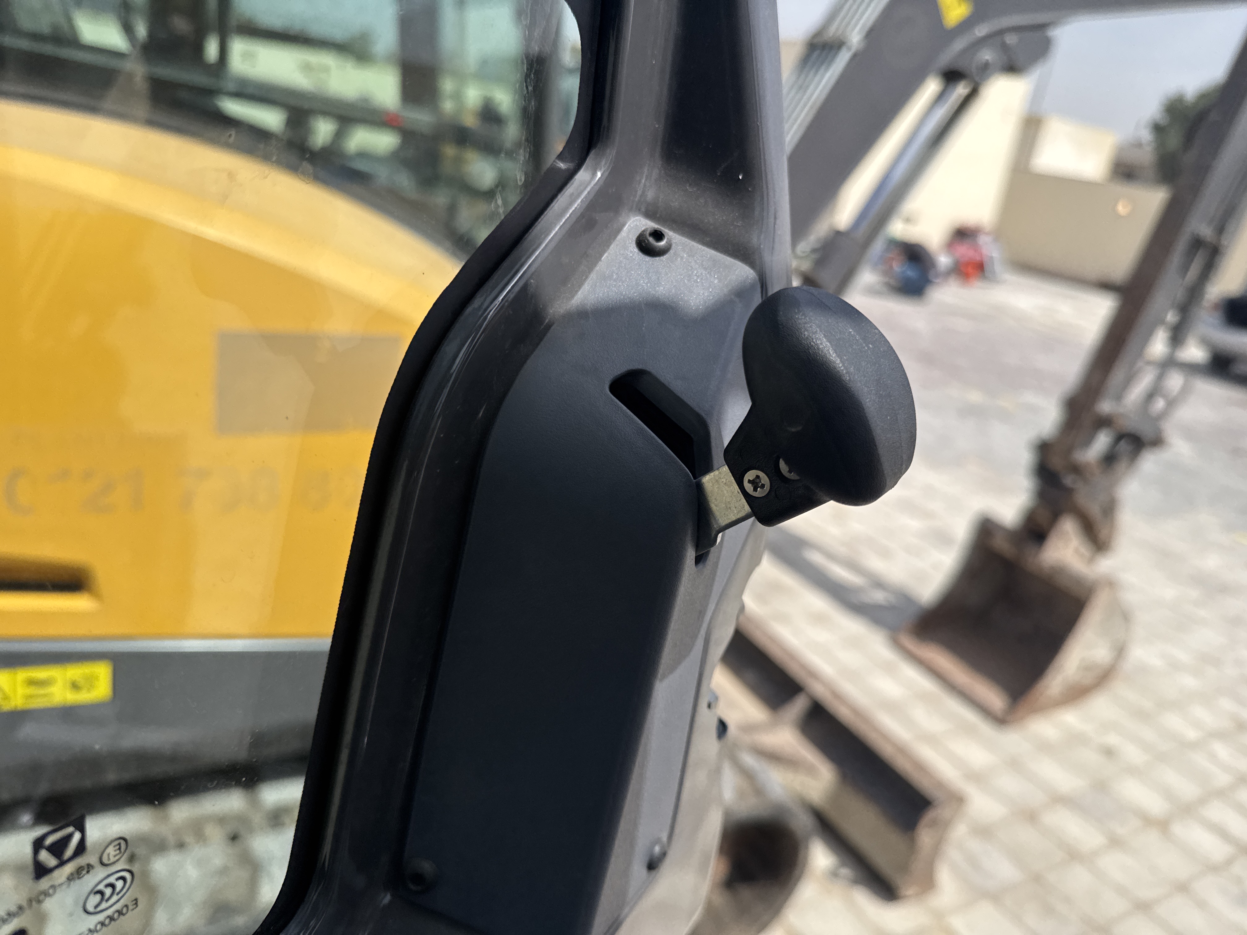 MNX-017-XCMG-XE60G-Pro-Mini-excavators-inspection-Cabin-Door-handles-1