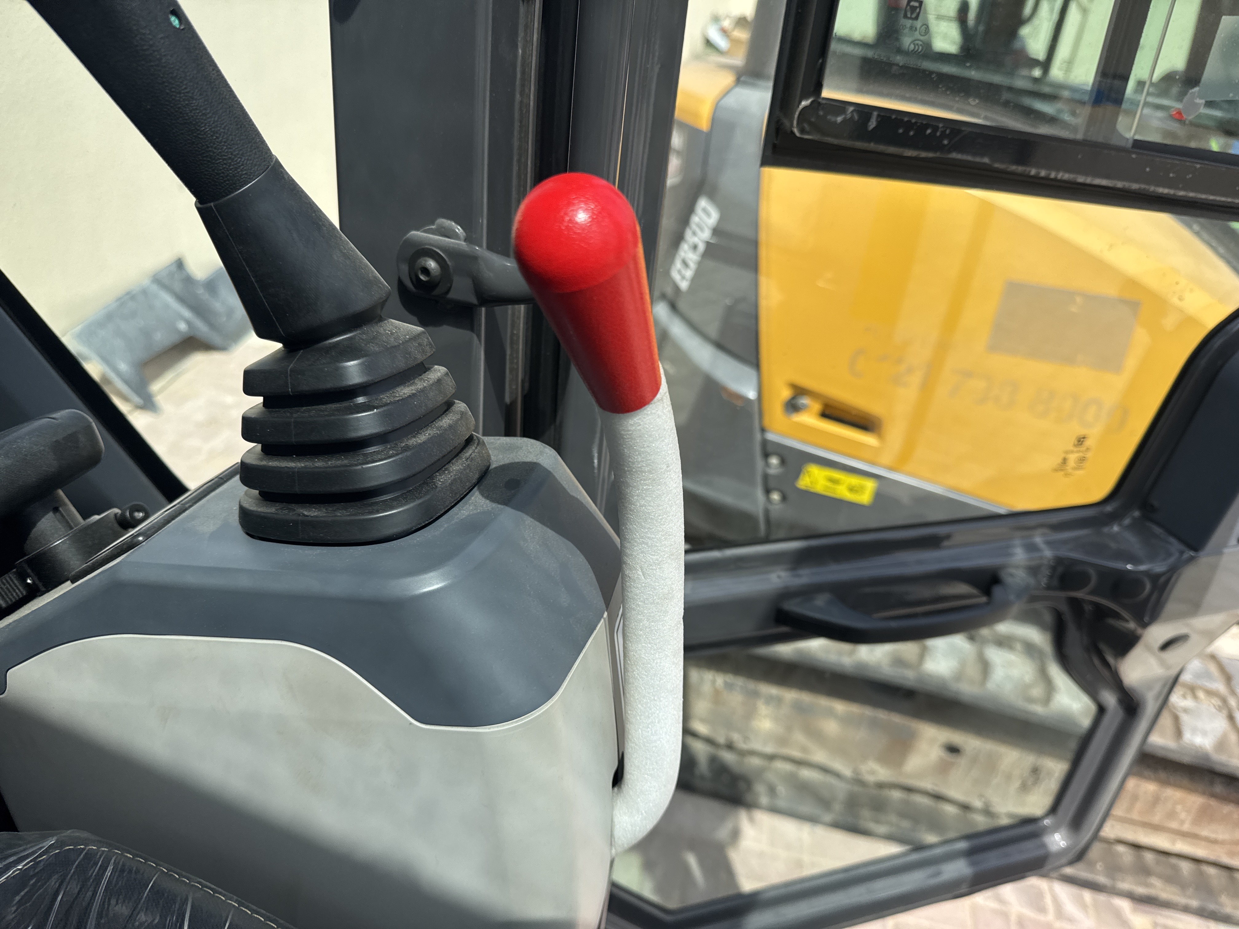 MNX-017-XCMG-XE60G-Pro-Mini-excavators-inspection-Safety-Hydraulic-safety-lock-1