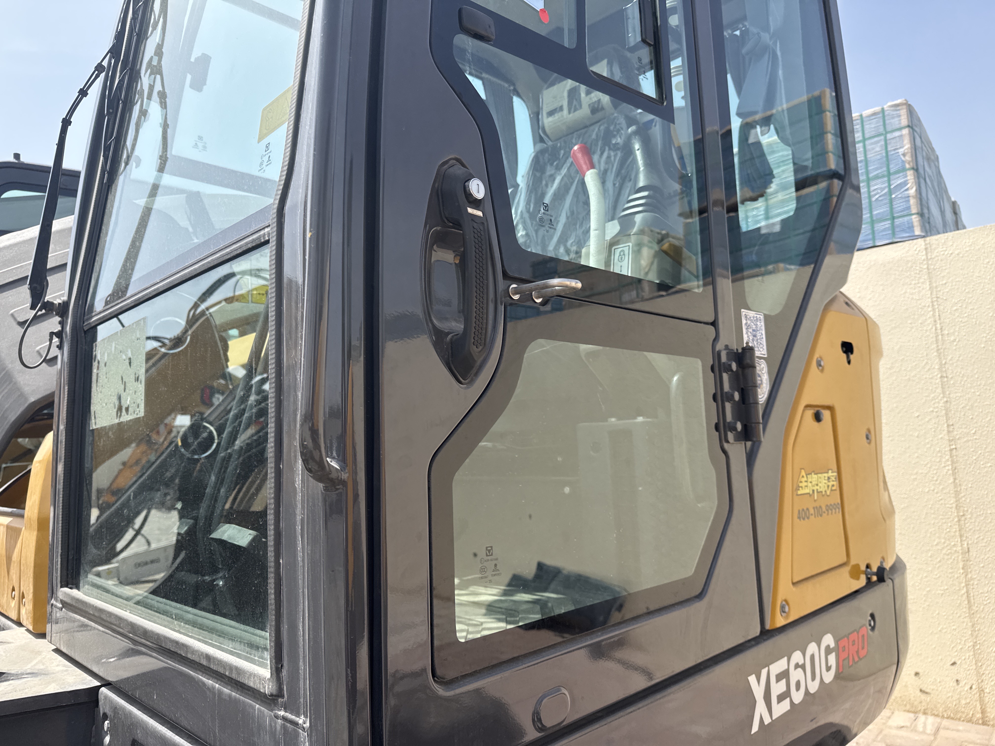MNX-017-XCMG-XE60G-Pro-Mini-excavators-inspection-Safety-Glass-1