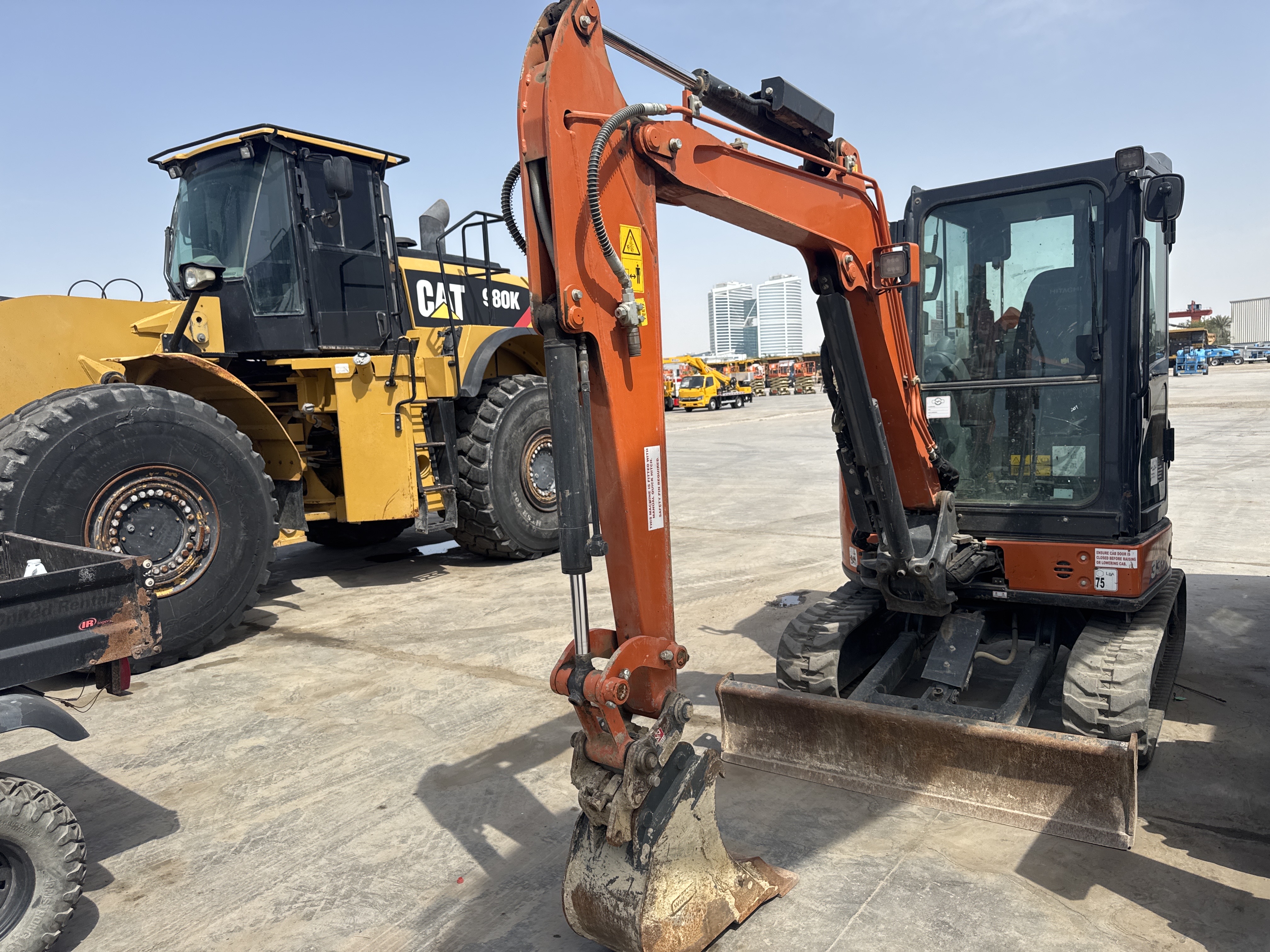 MNX-008-هيتاشي-ZX33U-6-CLR-حفارات-صغيرة-فحص-الهيكل-الصبغ-1