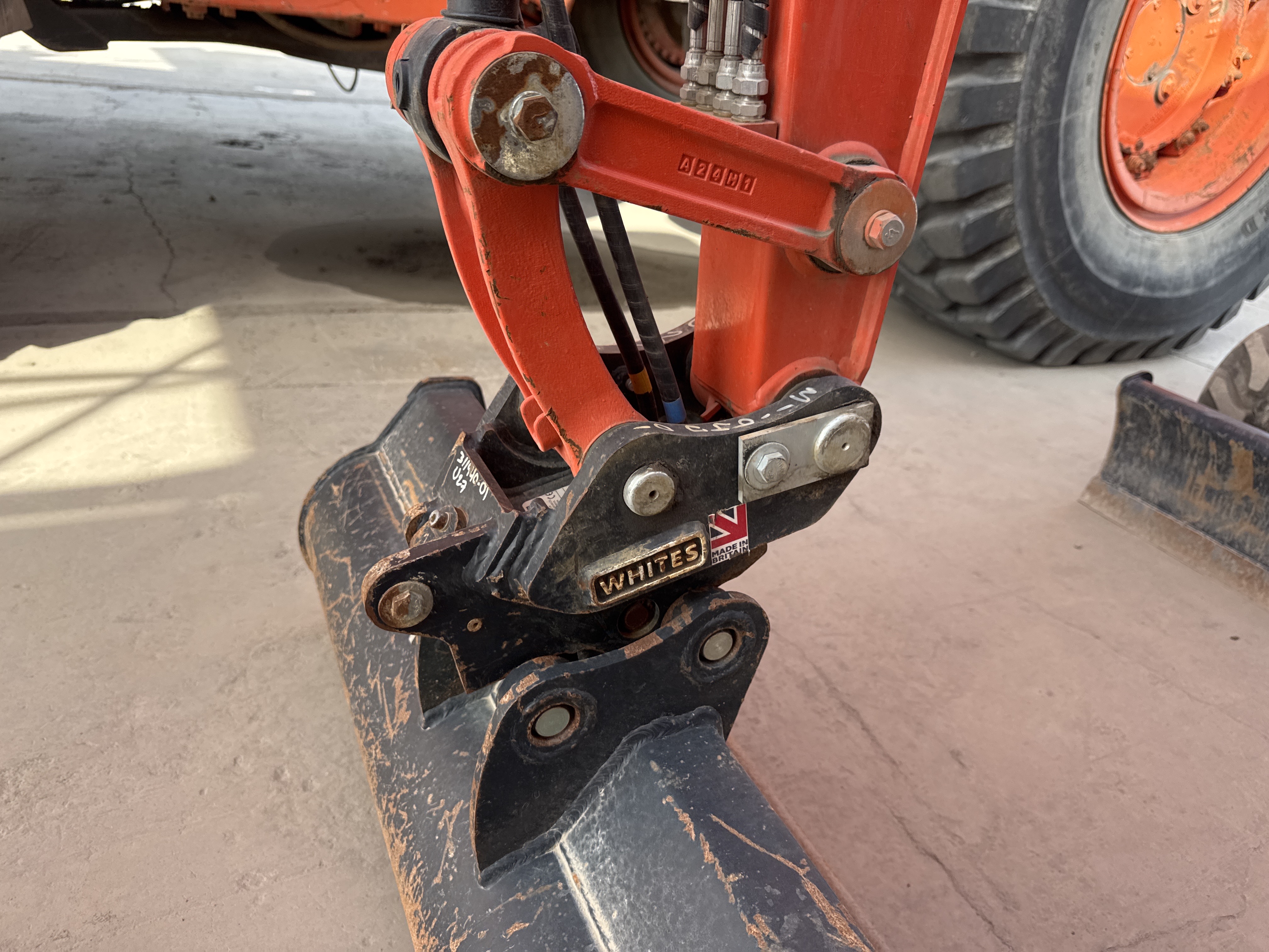 MNX-009-Kubota-U27-4-Mini-excavators-inspection-Chassis-Pin-and-bushings-stick-to-bucket-1