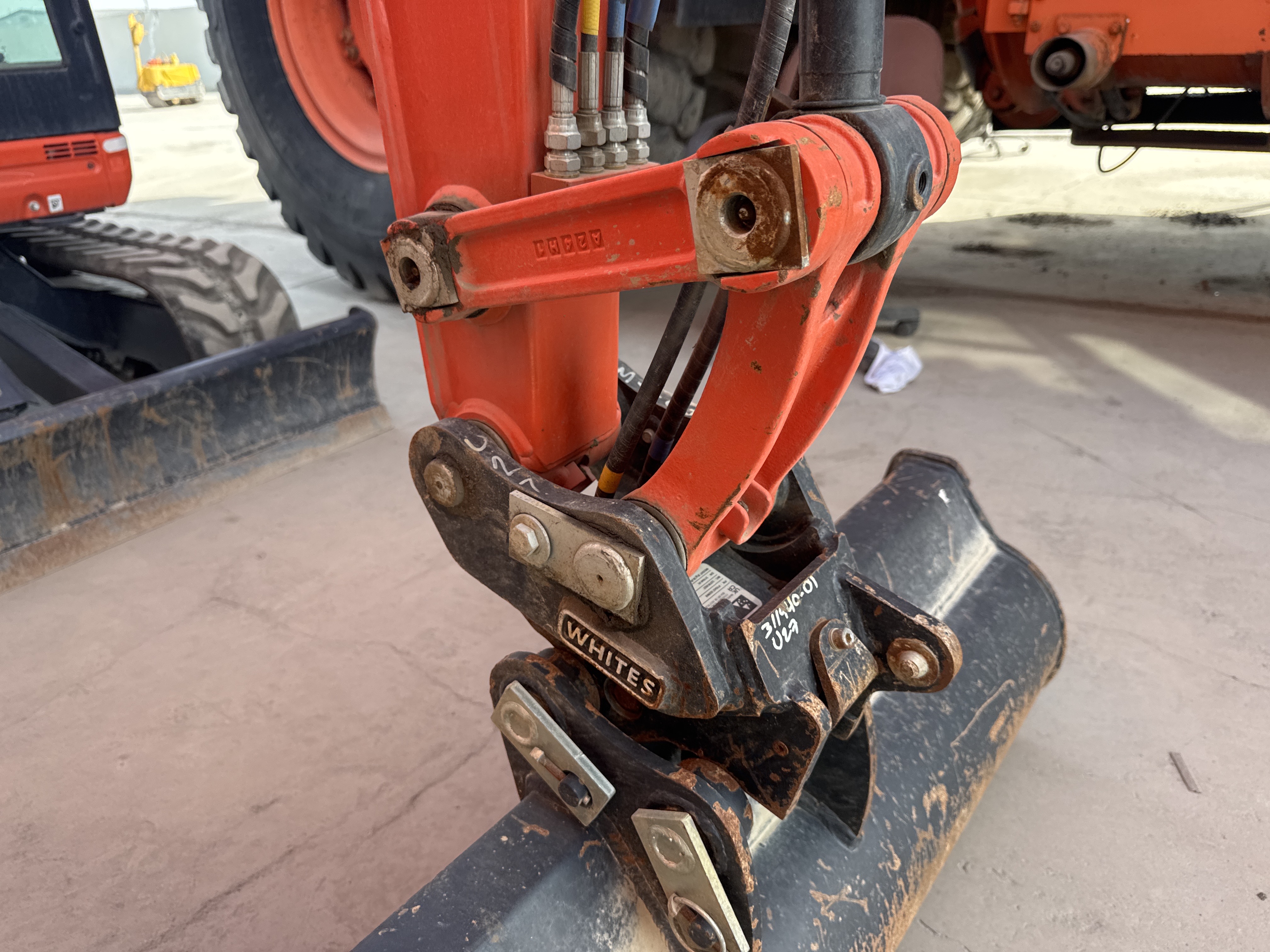 MNX-009-Kubota-U27-4-Mini-excavators-inspection-Chassis-Pin-and-bushings-stick-to-bucket-1