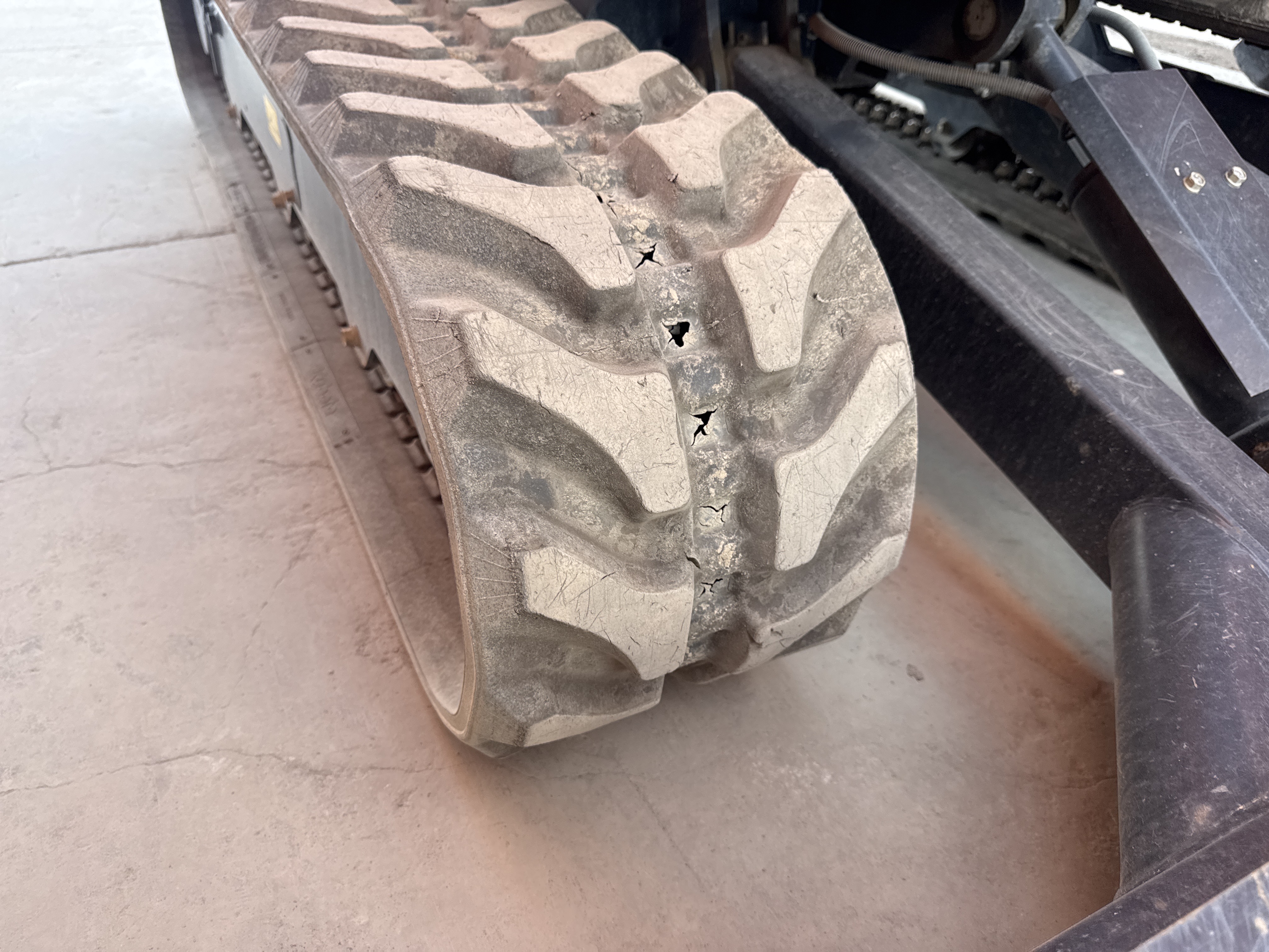 MNX-009-Kubota-U27-4-Mini-excavators-inspection-Undercarriage-Right-track-shoes-1