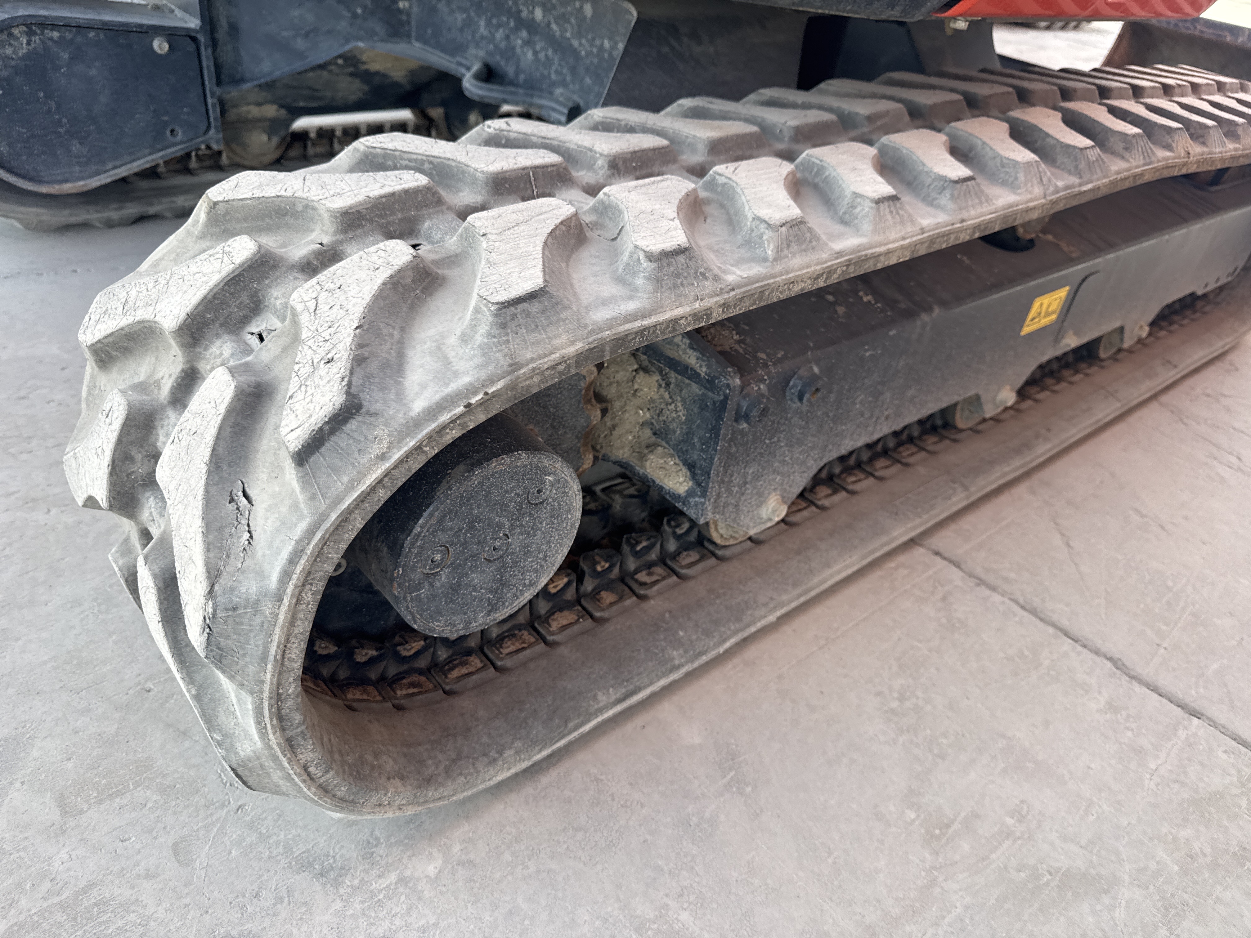 MNX-009-Kubota-U27-4-Mini-excavators-inspection-Undercarriage-Right-track-shoes-1