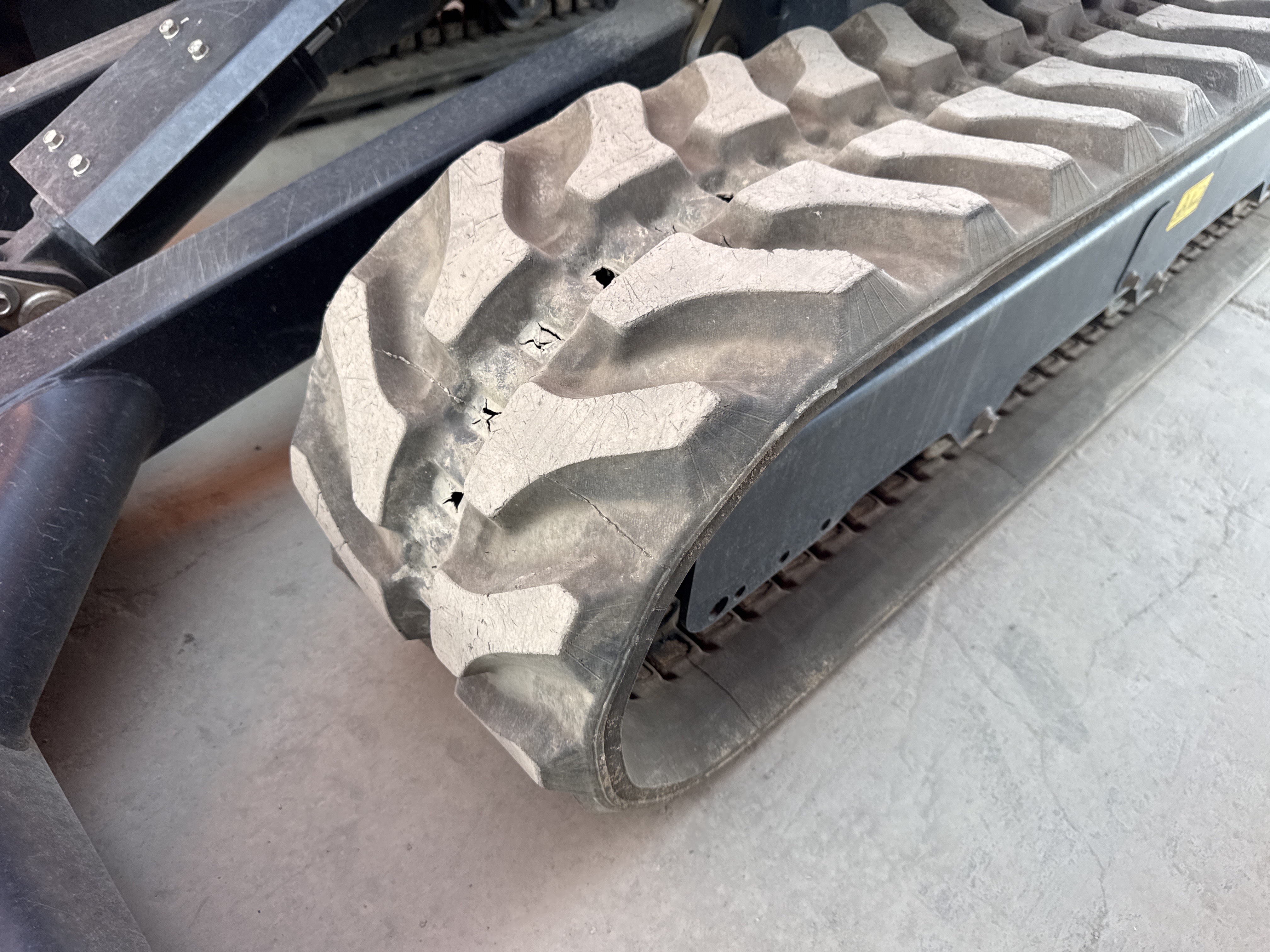 MNX-009-Kubota-U27-4-Mini-excavators-inspection-Undercarriage-Left-track-shoes-1