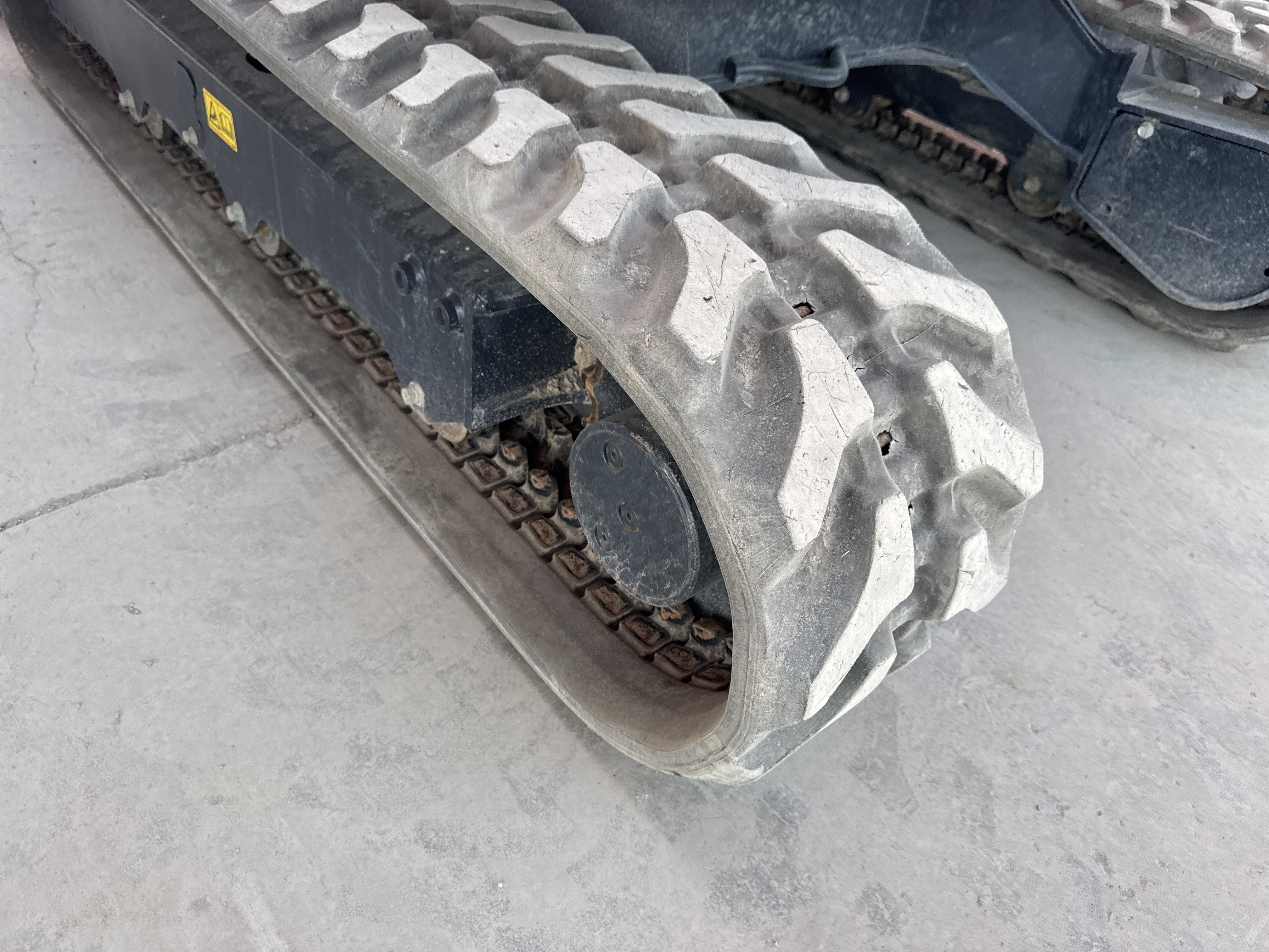 MNX-009-Kubota-U27-4-Mini-excavators-inspection-Undercarriage-Left-track-shoes-1