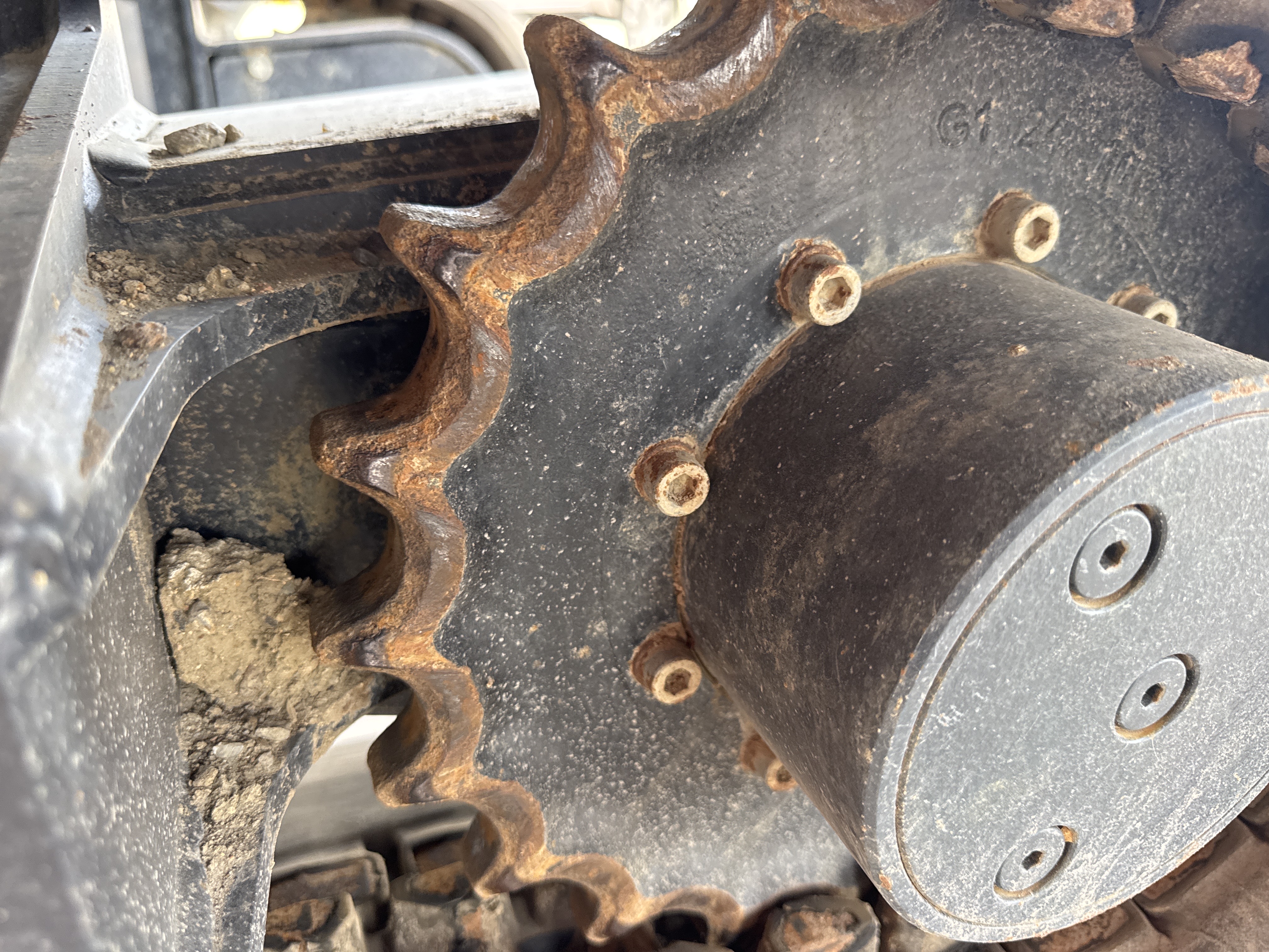 MNX-009-Kubota-U27-4-Mini-excavators-inspection-Undercarriage-Left-sprocket-1