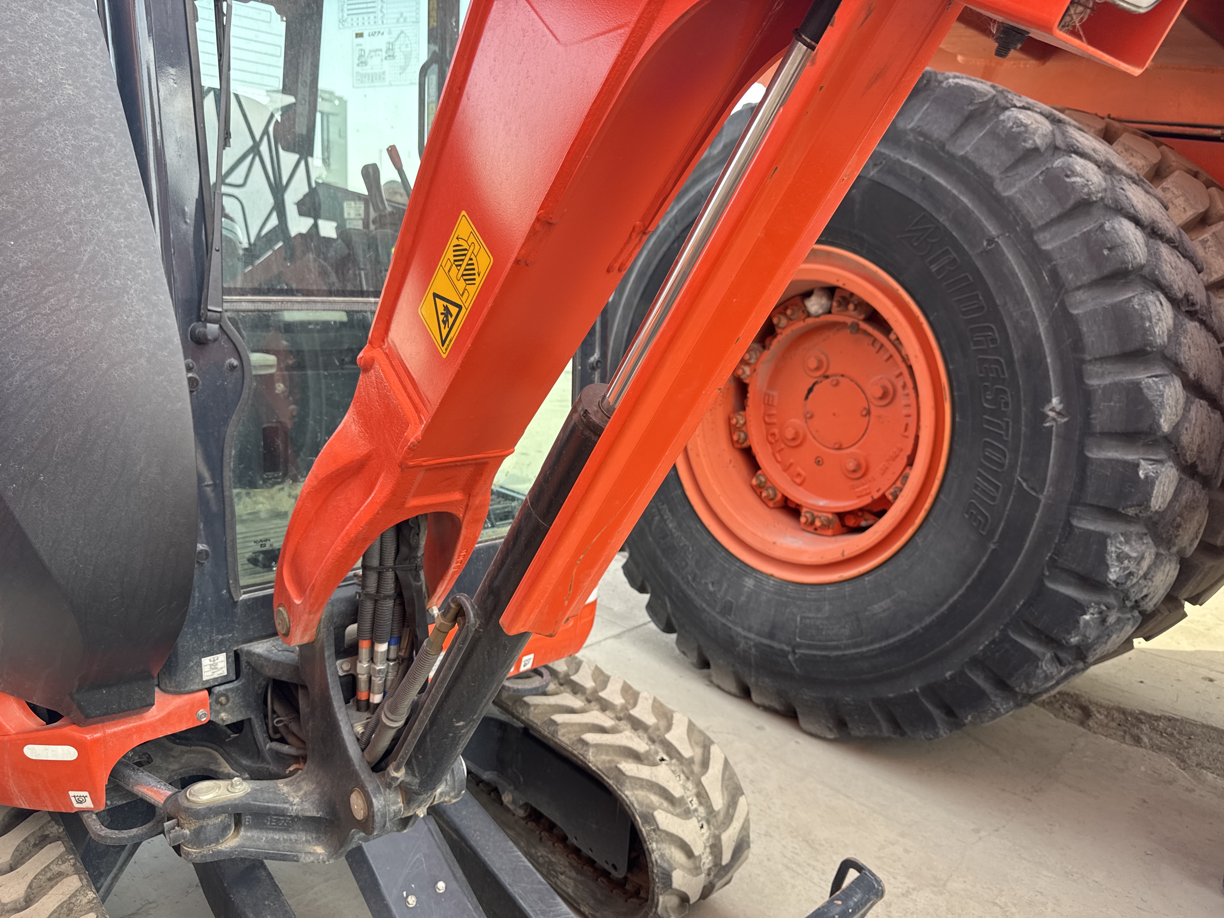 MNX-009-Kubota-U27-4-Mini-excavators-inspection-Hydraulics-Boom-lift-cylinder-1